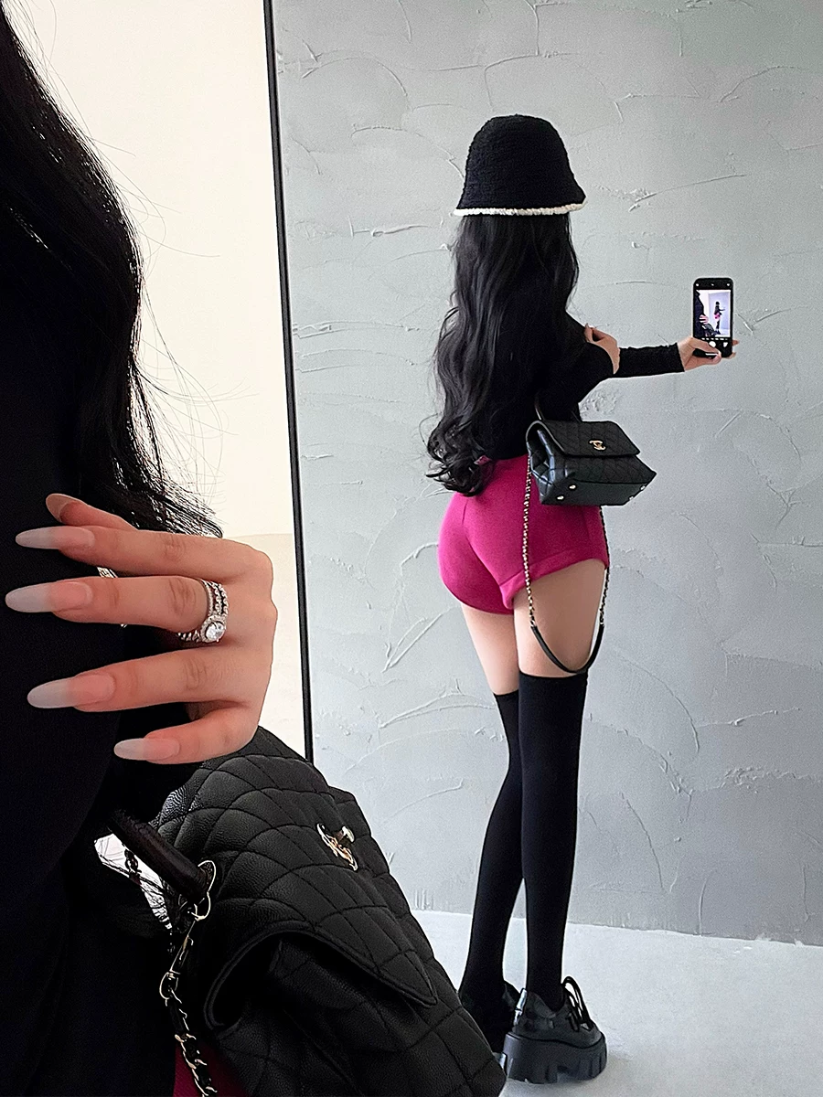 Quần short nữ YoungGirlDay chất liệu nỉ dày dặn, cạp cao, nâng mông, co giãn, kiểu dáng gợi cảm, cá tính.