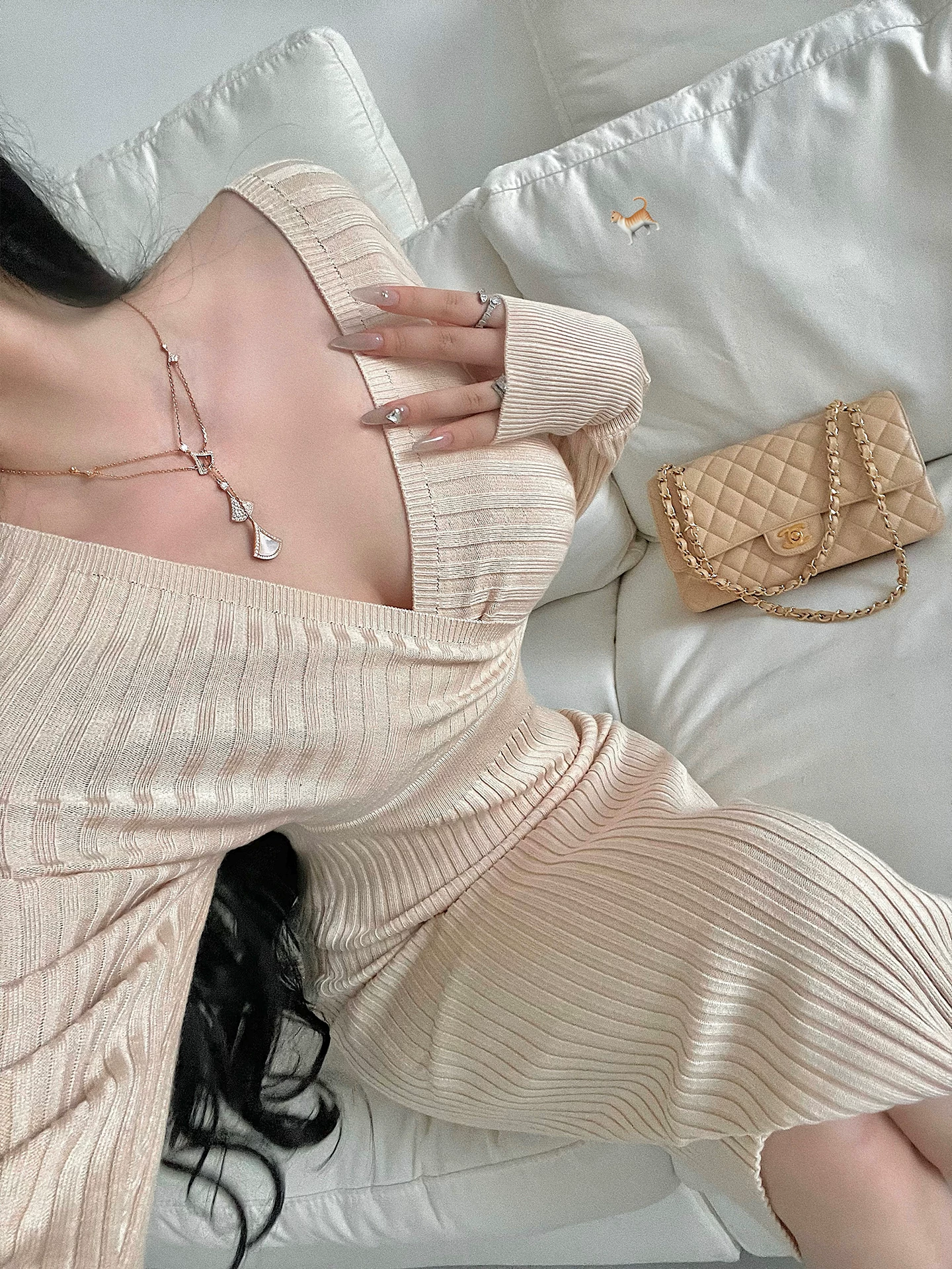 YoungGirlDay Pure Desire Váy dài tay dệt kim cổ chữ V gợi cảm, ôm sát eo, dài vừa phải.
