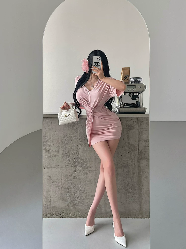 YoungGirlDay Pure Desire Không khí thư thái Váy ngắn ôm sát cổ chữ V gợi cảm có đường viền eo ôm sát cơ thể.