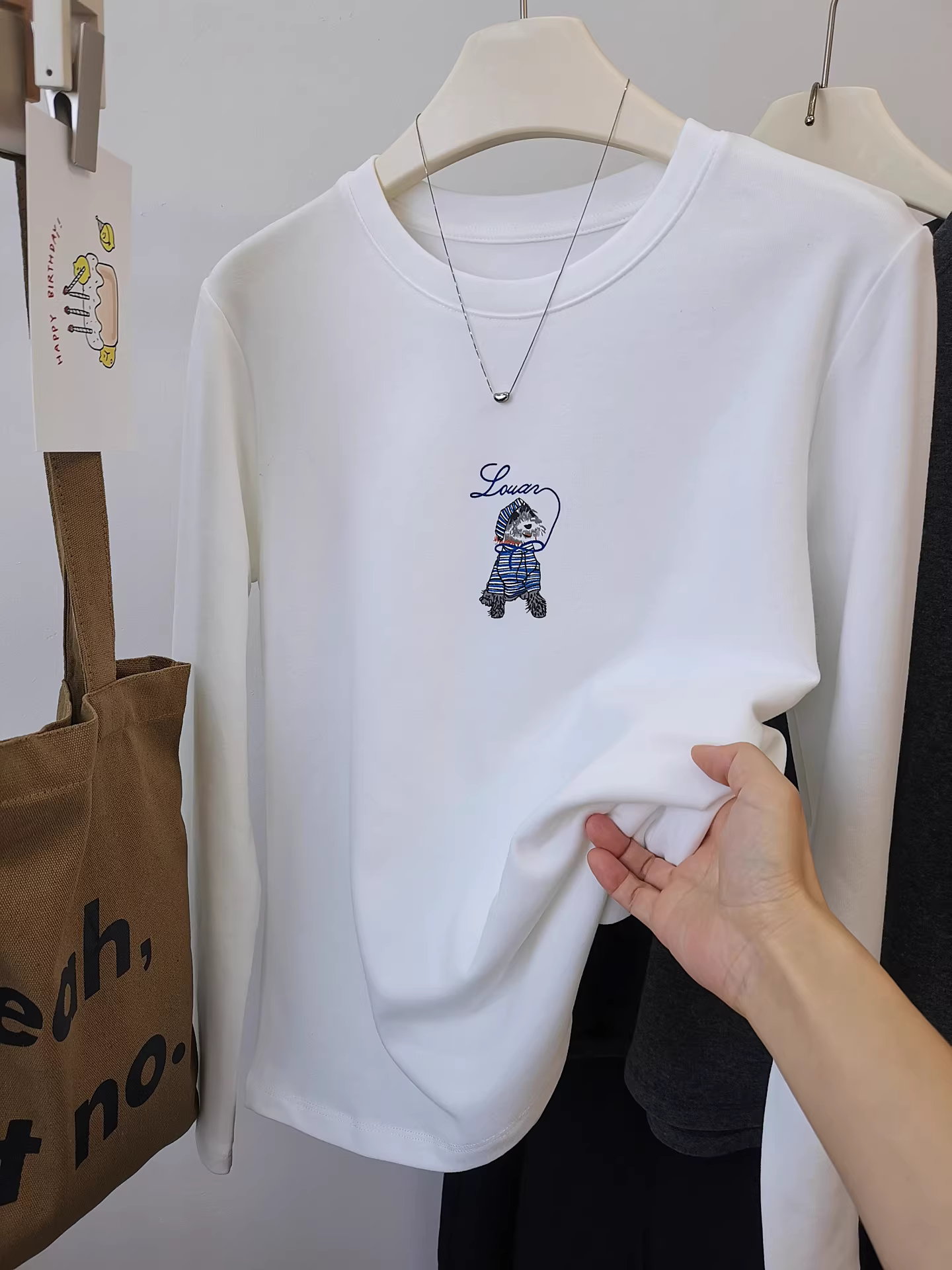 Áo thun dài tay rộng rãi, in hình hoạt hình, lót lông cừu ấm áp dành cho nữ, lớp trong dành cho người nhỏ nhắn, áo lót mặc mùa đông 2025.