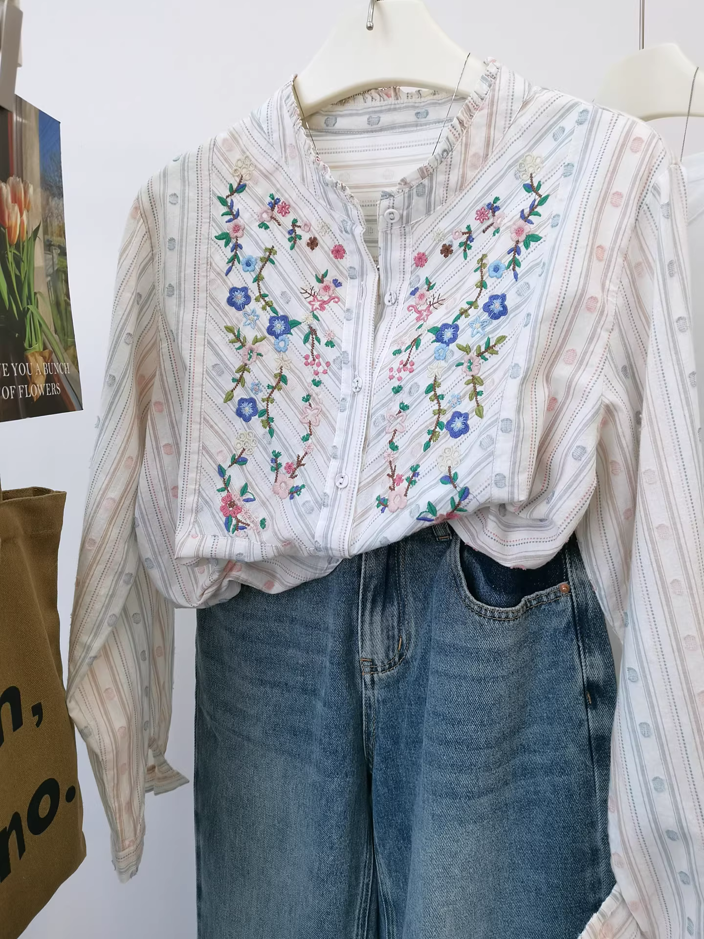 Màu sắc ngọt ngào và nữ tính, cổ đứng, áo sơ mi thêu sọc dọc dành cho nữ, tay dài, dáng rộng, áo khoác ngoài sành điệu.