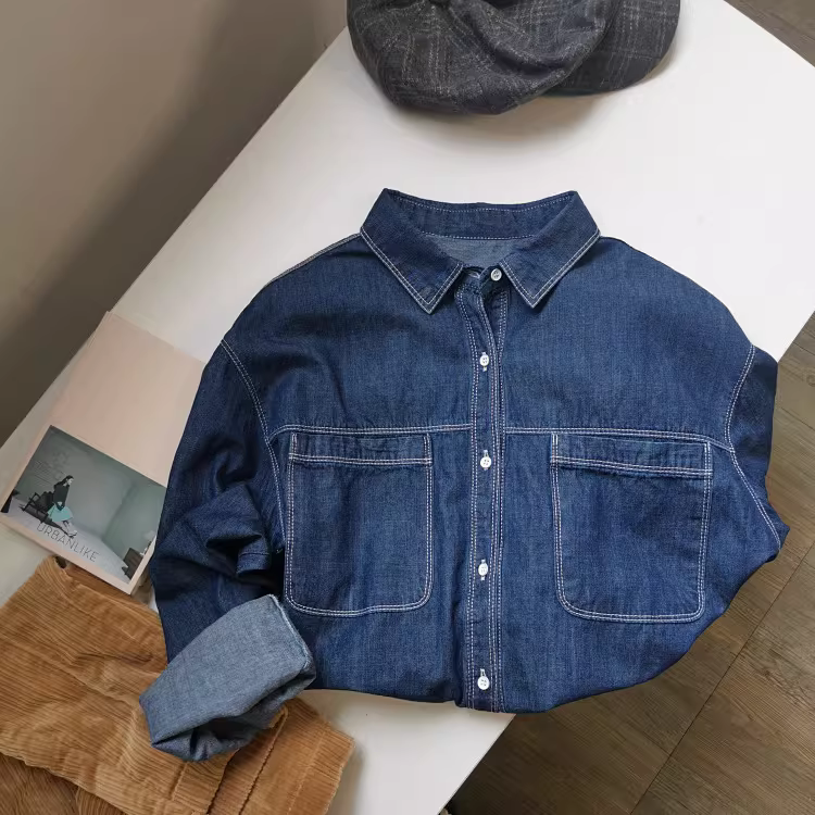 phong cách cổ điển, kiểu dáng đơn giản, dáng rộng, đa năng, tôn dáng, áo sơ mi denim dài vừa phải màu xanh đậm dành cho nữ