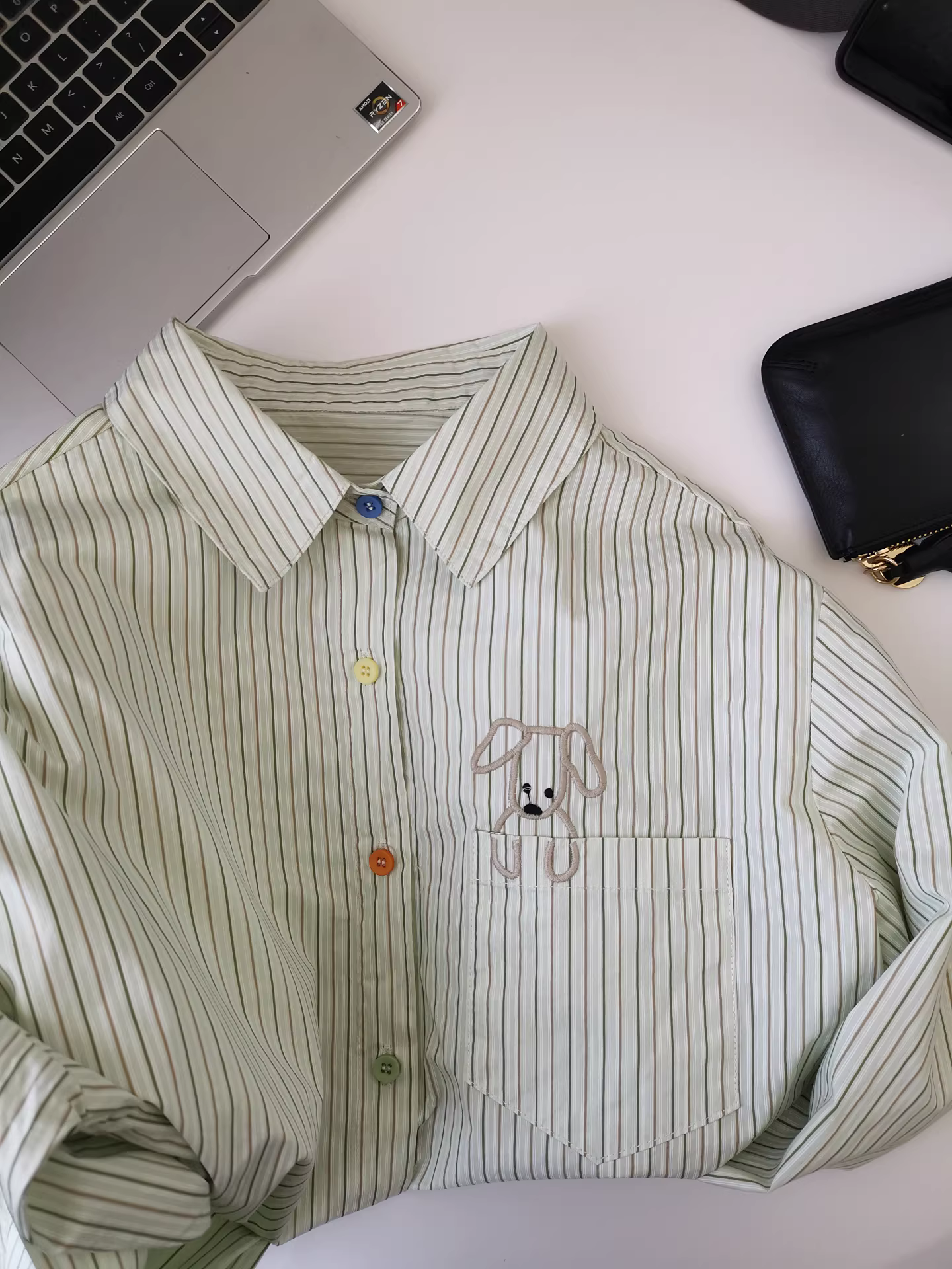 Áo sơ mi sọc dọc dễ thương dành cho nữ, áo dài tay thêu, áo kiểu Hàn Quốc mới 2025 dáng rộng nhiều lớp.