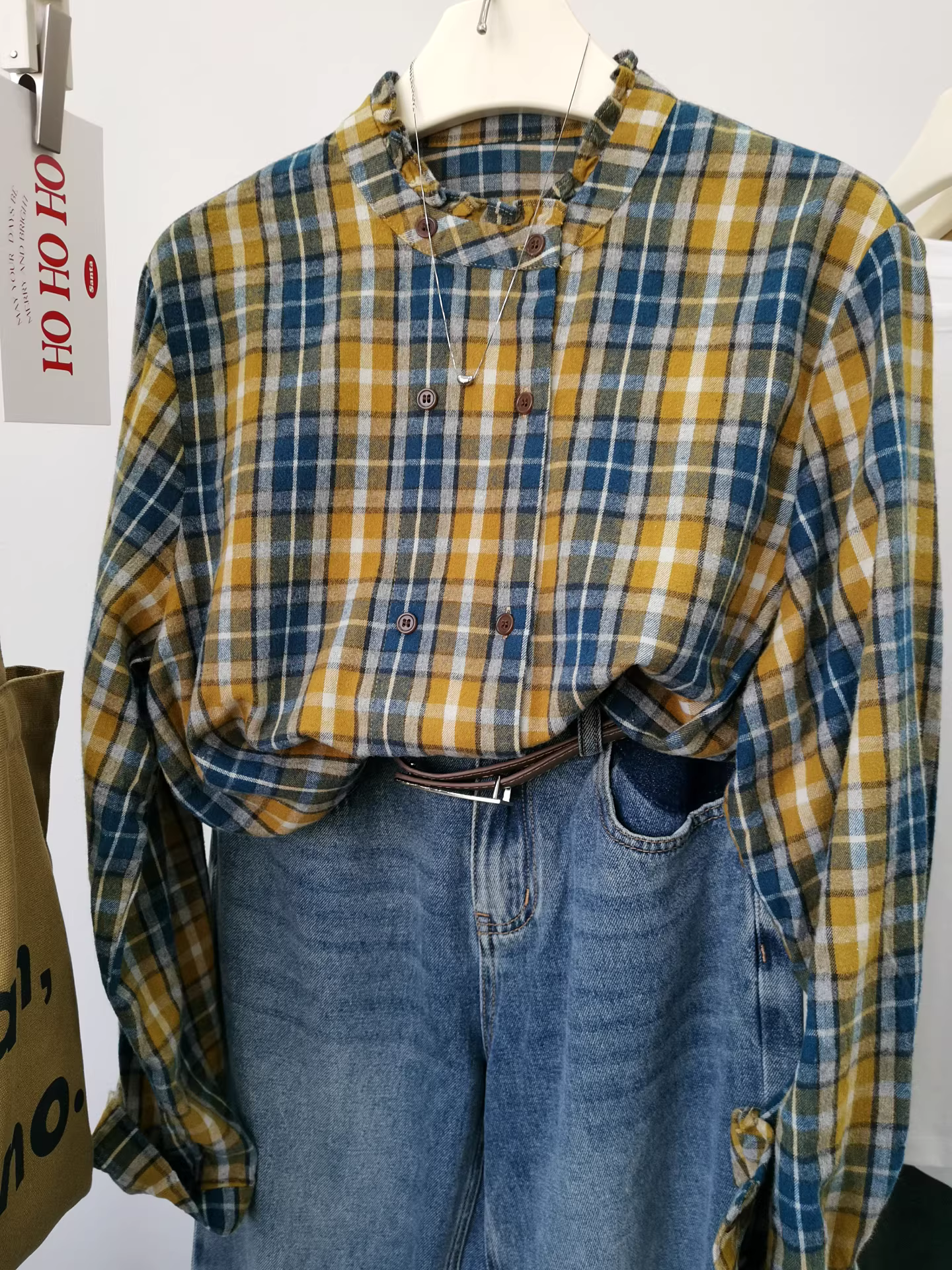 Áo sơ mi cổ đứng kẻ caro retro chất liệu chải mềm màu caramel dành cho nữ, kiểu dáng rộng, tay dài, mặc lớp, mùa đông 2025