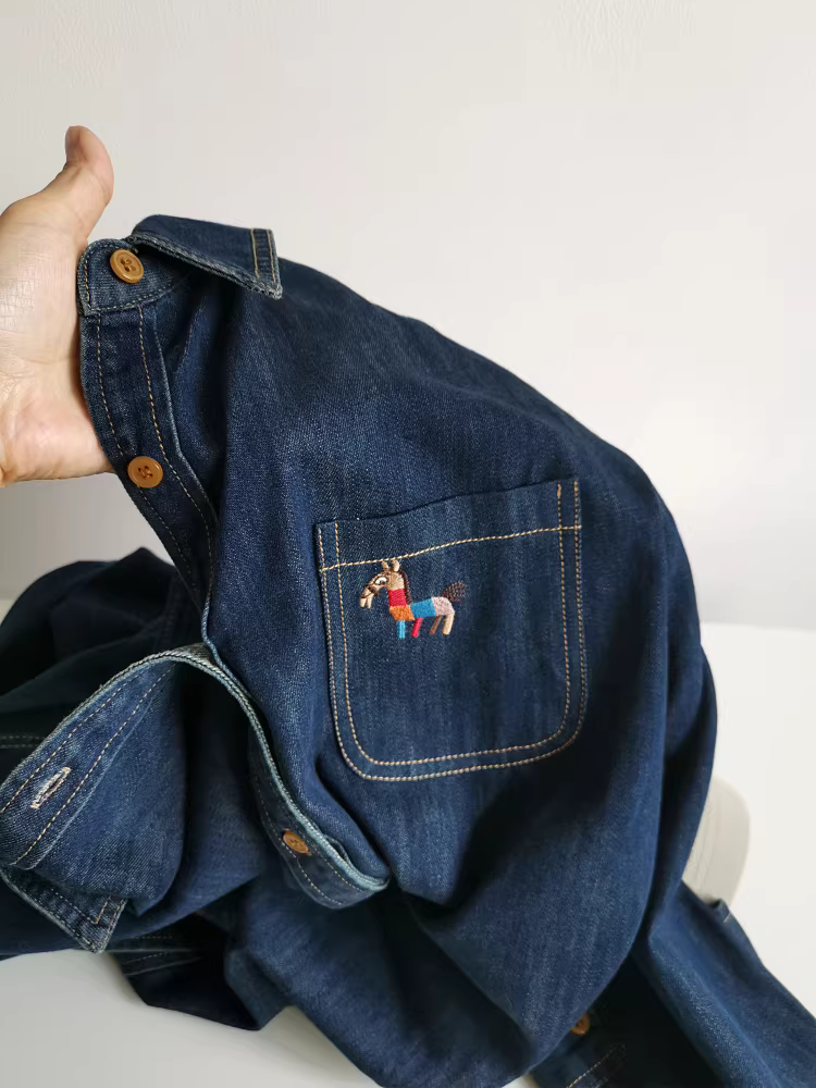 Áo sơ mi denim màu xanh đậm dáng rộng, dài trung bình, phong cách BF, có thêu trang trí túi, dành cho nữ mùa thu.