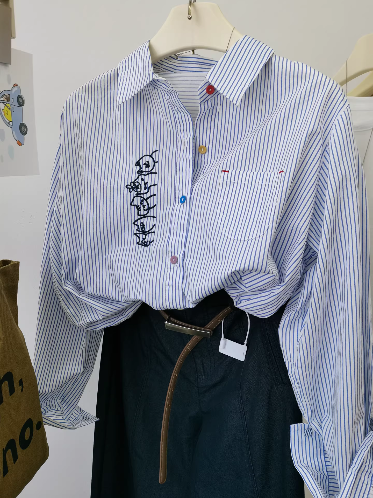 Áo sơ mi nữ cotton nguyên chất tay dài đa năng, phối họa tiết thêu mèo độc đáo phong cách lớp lớp, viền sọc xanh, năm 2025