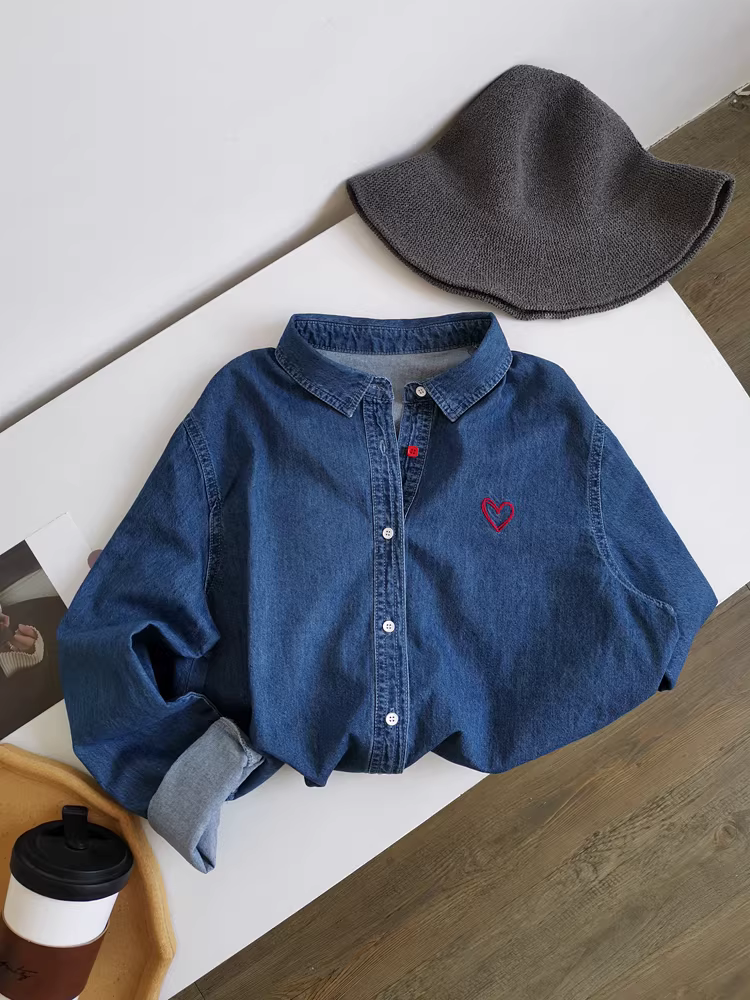 Áo sơ mi denim xanh đậm tối giản, dài tay, dáng rộng, có họa tiết thêu cổ điển dành cho nữ