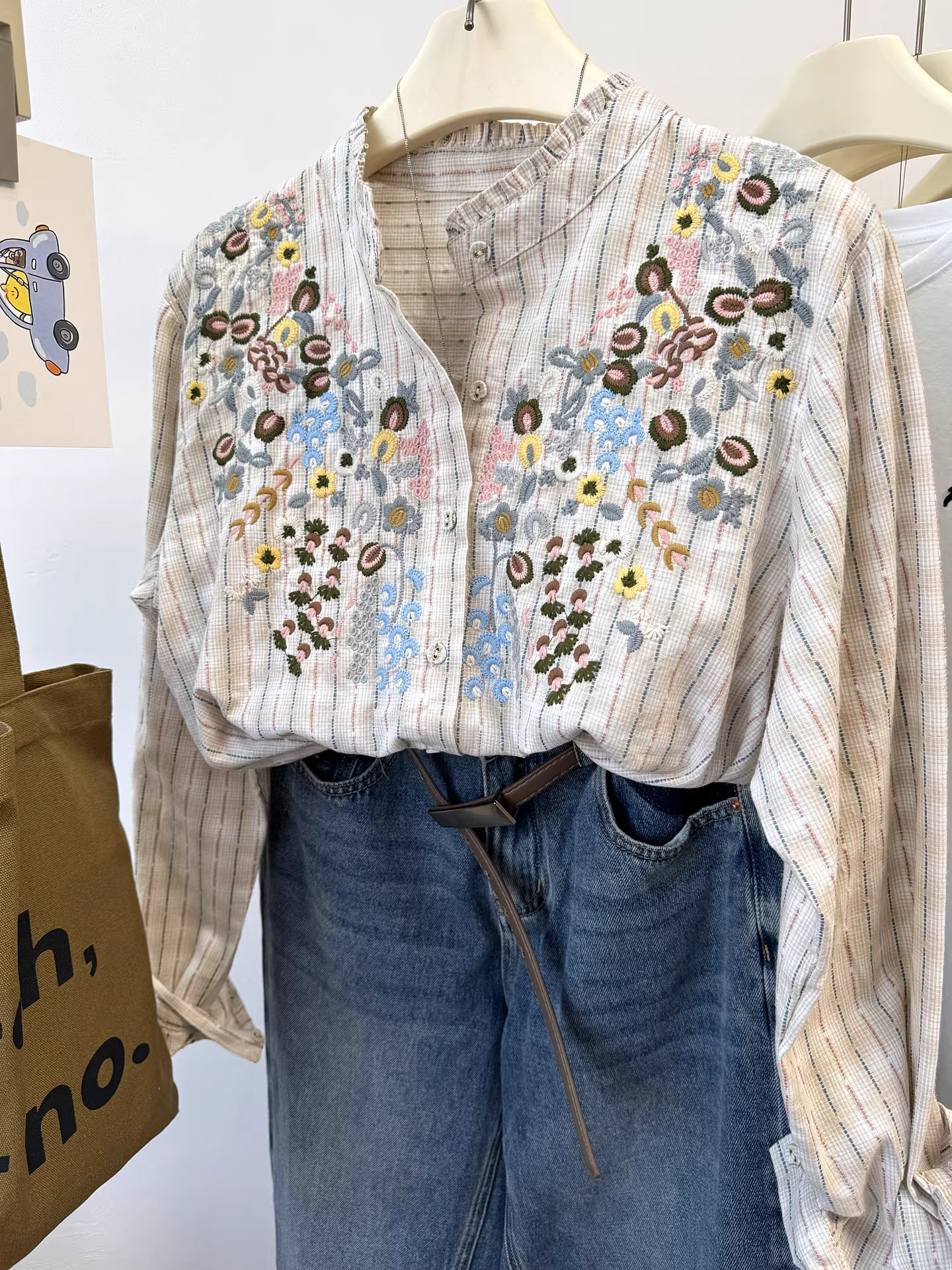 Màu sắc rất dịu nhẹ. Áo sơ mi nữ dài tay, cổ bèo và thêu jacquard cho mùa thu 2025. Áo sơ mi cổ đứng sọc dọc.