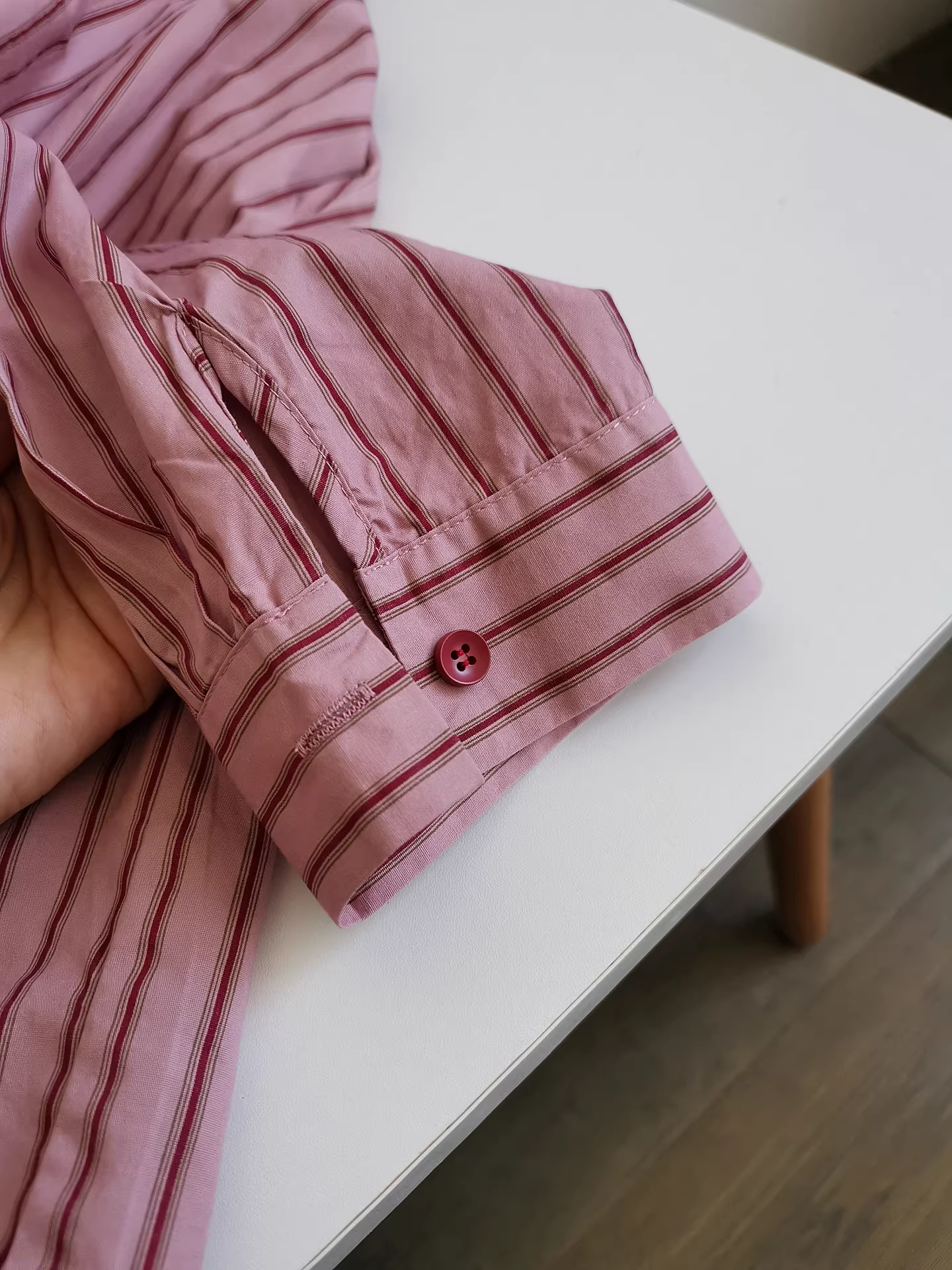 Áo sơ mi nữ kẻ sọc dọc, kiểu dáng xuề xòa, họa tiết mèo ria mép, mẫu mới thu đông 2025.