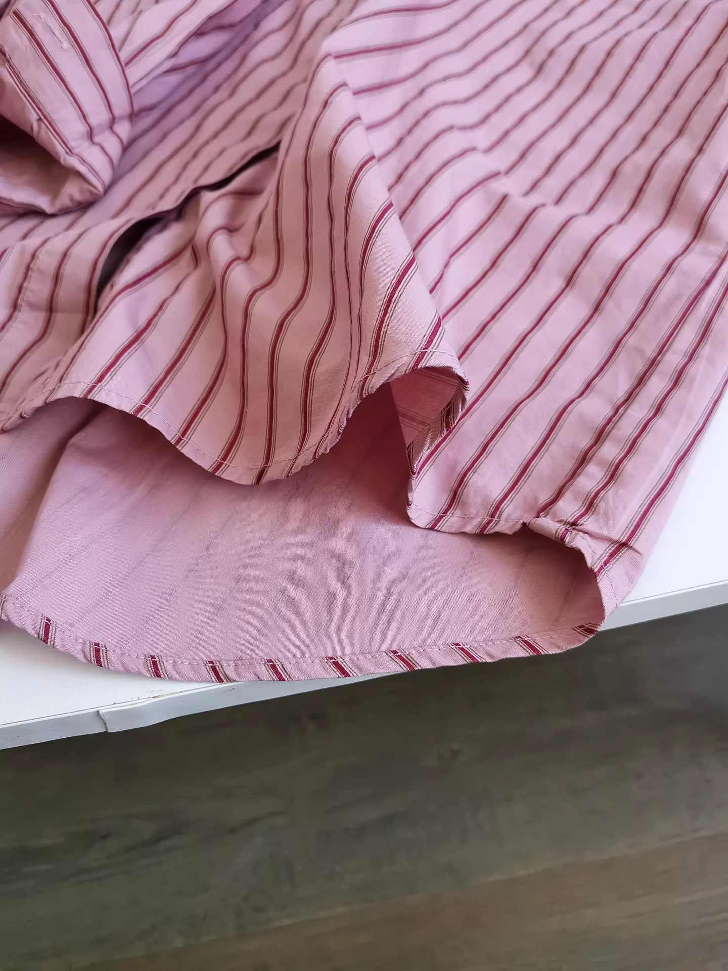 Áo sơ mi nữ kẻ sọc dọc, kiểu dáng xuề xòa, họa tiết mèo ria mép, mẫu mới thu đông 2025.