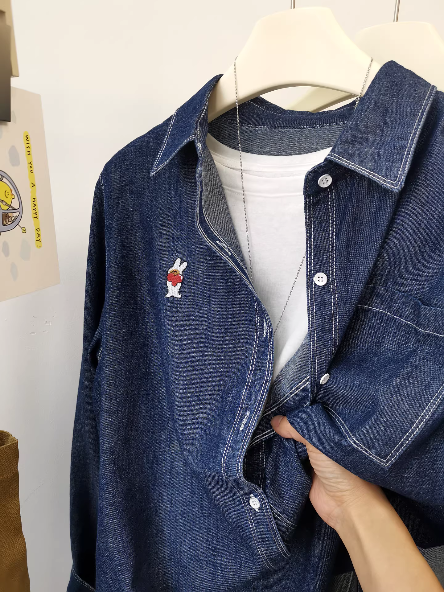 Mùa thời trang! Áo sơ mi denim xanh đậm nữ có thêu hình chú thỏ ở ngực, một túi, cổ áo lật, đã qua xử lý làm mềm và tạo hiệu ứng cũ.