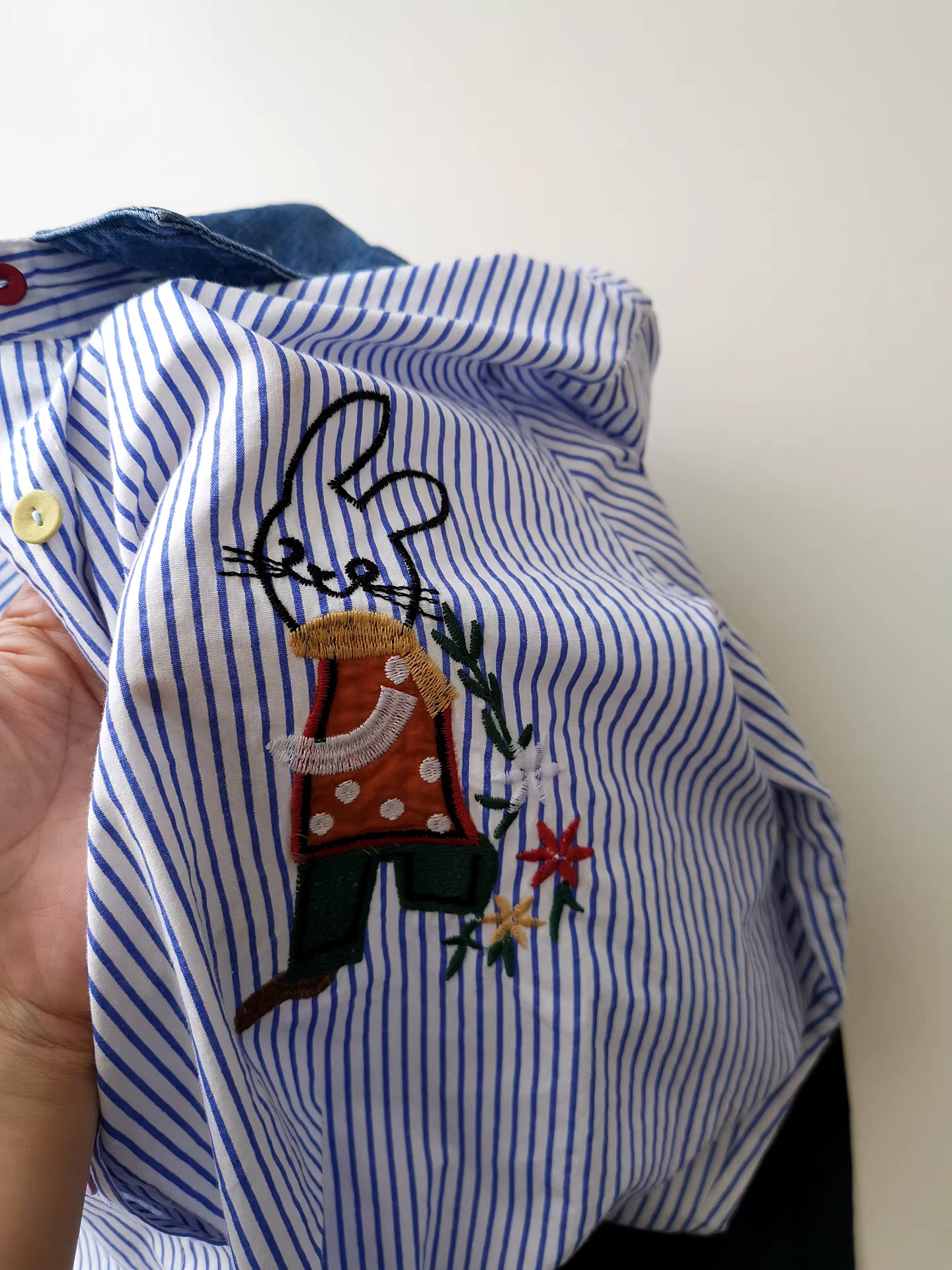 Áo sơ mi denim phối màu, thêu hình thỏ, áo sơ mi dáng rộng, áo sơ mi dài tay đa năng để phối đồ mùa thu.