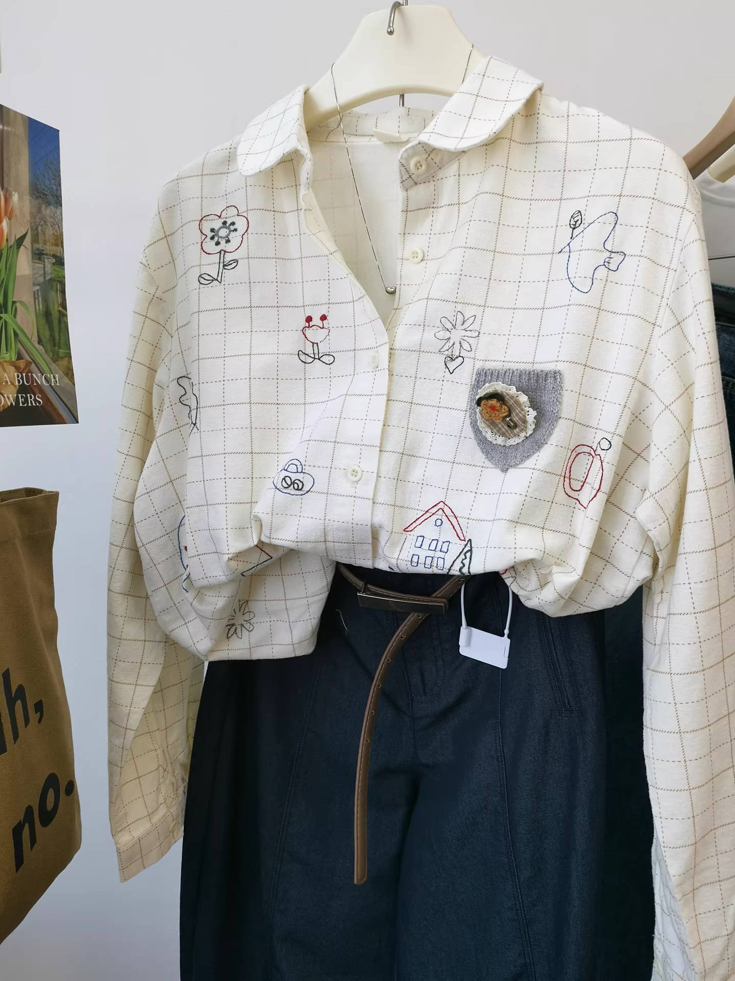 Áo sơ mi màu be nhạt, món đồ thiết yếu cho mùa thu đông, áo sơ mi kẻ caro thêu họa tiết giản dị dành cho nữ, áo sơ mi rộng rãi mùa thu đông 2025