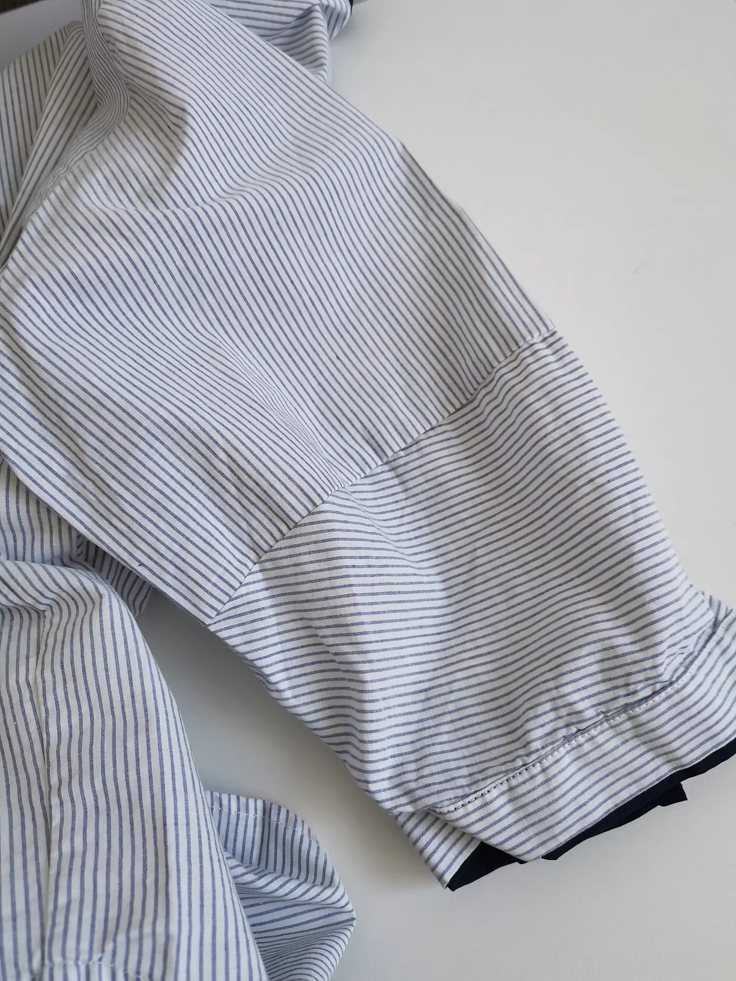 Áo sơ mi trí thức thu đông 2025 kiểu mới cổ tròn tay lửng thiết kế sọc dọc màu hồng dáng rộng nhẹ nhàng