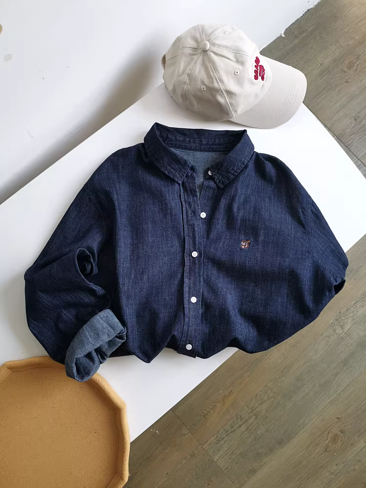 Áo sơ mi denim thêu dài vừa phải theo phong cách Hồng Kông cổ điển, được thiết kế tinh tế, dành riêng cho phụ nữ nhỏ nhắn, thích hợp để mặc như áo khoác ngoài.