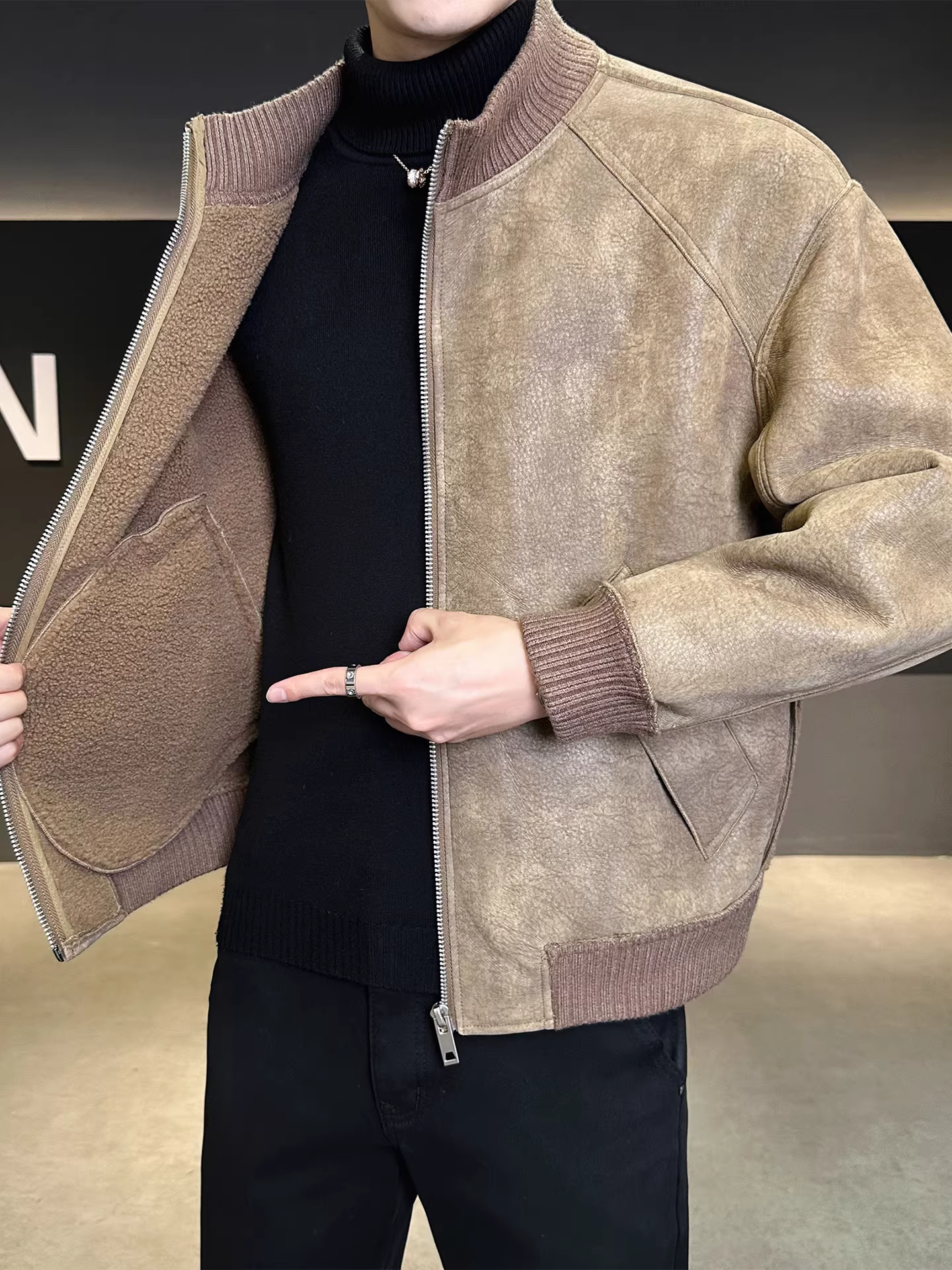 Áo khoác lông cừu lót lông cừu dày dặn dành cho nam, kiểu dáng mới thu đông 2025, dáng rộng, đa năng, thời trang và hợp xu hướng.