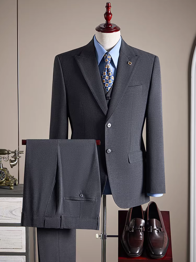 Bộ vest cưới nam cao cấp, kiểu dáng ôm body, thời trang, gồm ba món, với áo khoác vest có viền đính hạt.