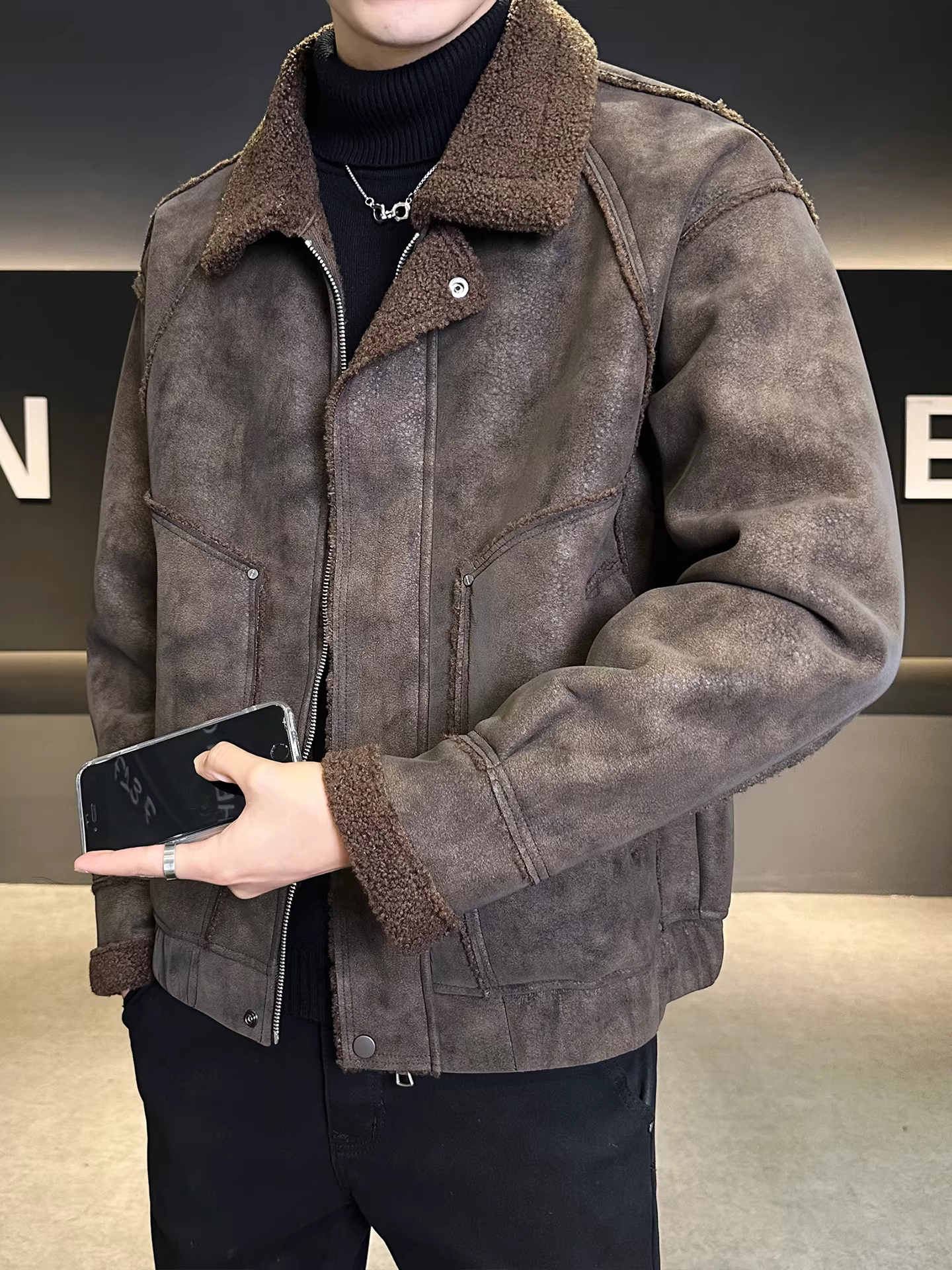 Áo khoác nam lót lông, kiểu mới mùa đông 2025, dáng rộng, đa năng, ngắn, cổ trụ, lót lông cừu, dày dặn, kiểu da Mỹ.