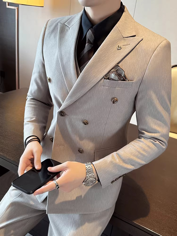 Bộ vest nam ba mảnh kẻ sọc, kiểu dáng lịch lãm, ôm dáng, chất lượng cao, thích hợp cho đám cưới và công việc.