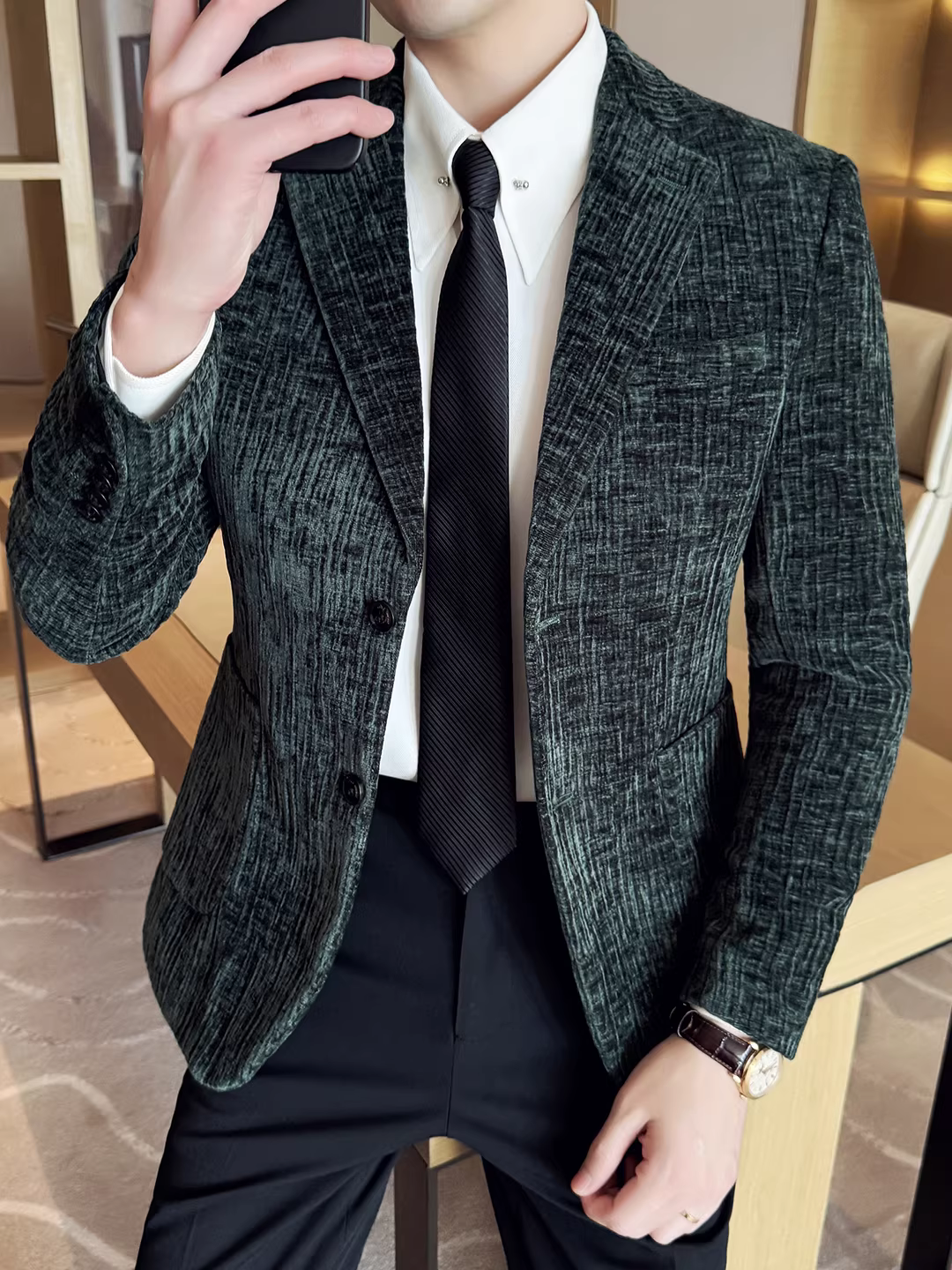 Áo blazer nam chất liệu nhung thiết kế xếp ly, phong cách Hàn Quốc, dáng ôm, thời trang, giản dị, lịch sự, đa năng.
