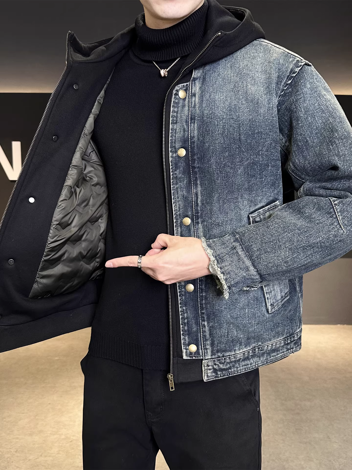 Áo khoác phao có mũ giả hai lớp chất liệu denim dành cho nam, kiểu mới mùa đông 2025, rộng rãi và đa năng, chống lạnh và ấm áp.