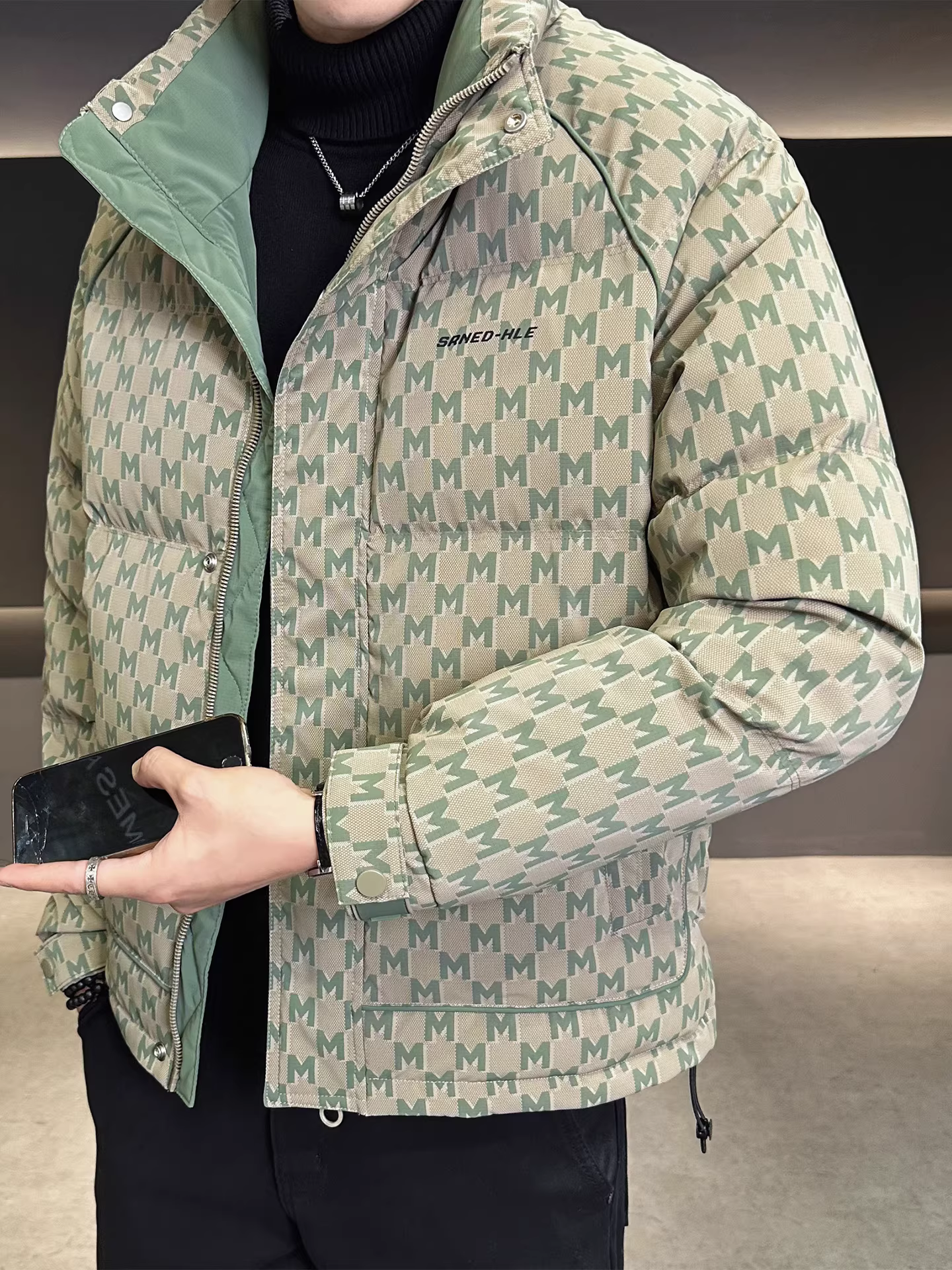 Áo khoác phao nam in họa tiết phối màu, kiểu mới mùa đông 2025, dày dặn, ấm áp, cổ đứng, ngắn, thời trang, đa năng, áo khoác dày.