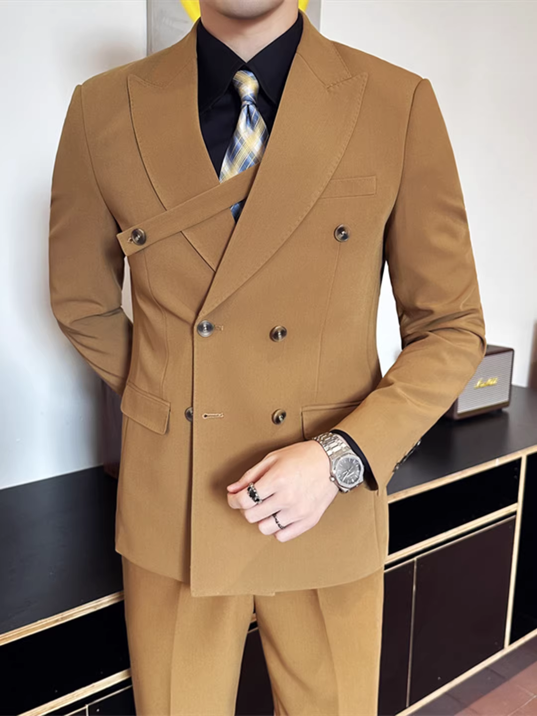 Bộ vest nam cài khuy cài đôi, phối hạt cườm, dáng ôm, phong cách Anh quốc thời thượng, bộ vest công sở lịch lãm kèm quần.