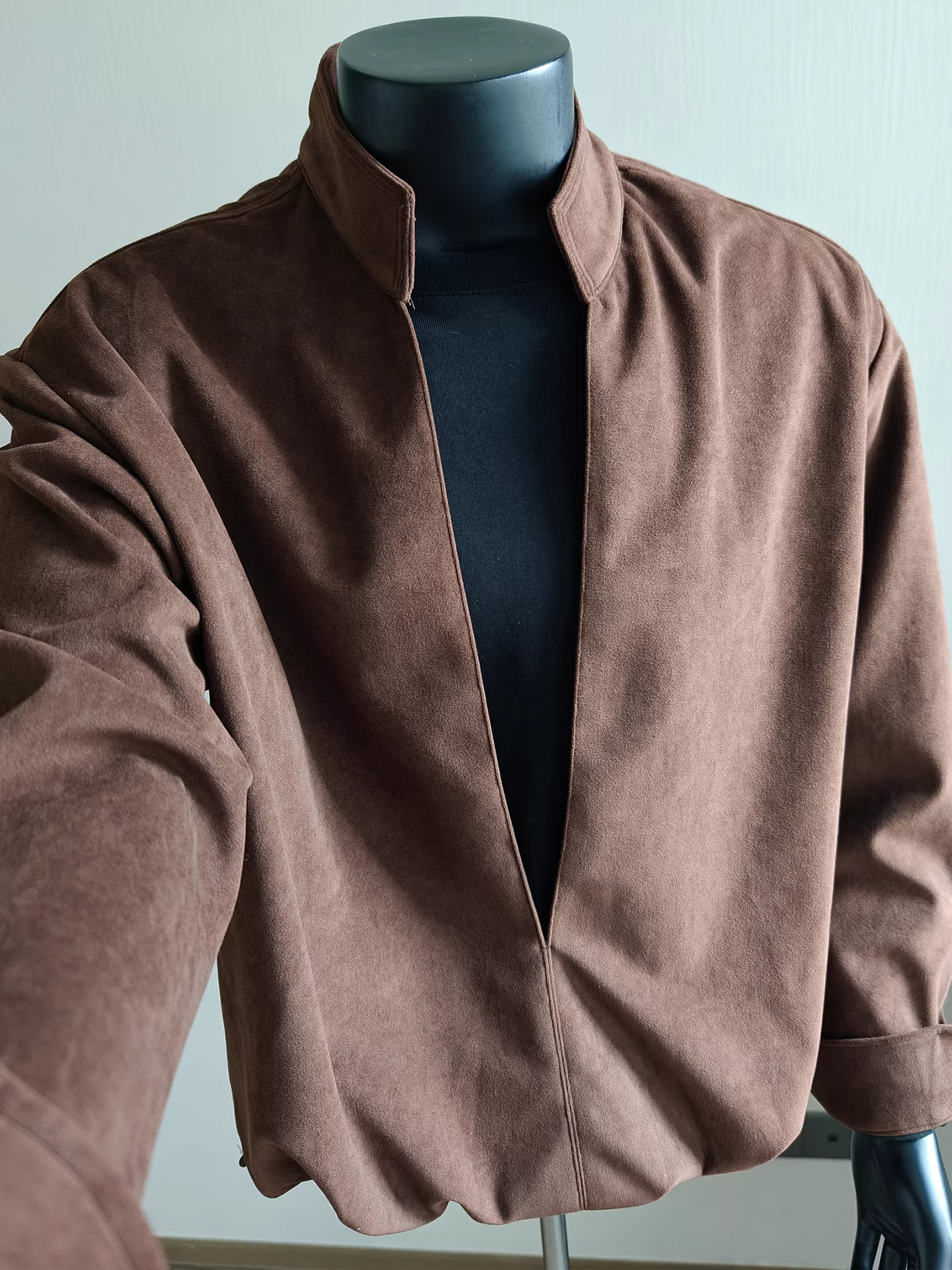 Áo thun nam cổ đứng giả hai lớp kiểu tiền cổ điển, chất liệu len, phối nhiều mảnh, tay dài, dày dặn cho mùa thu đông.