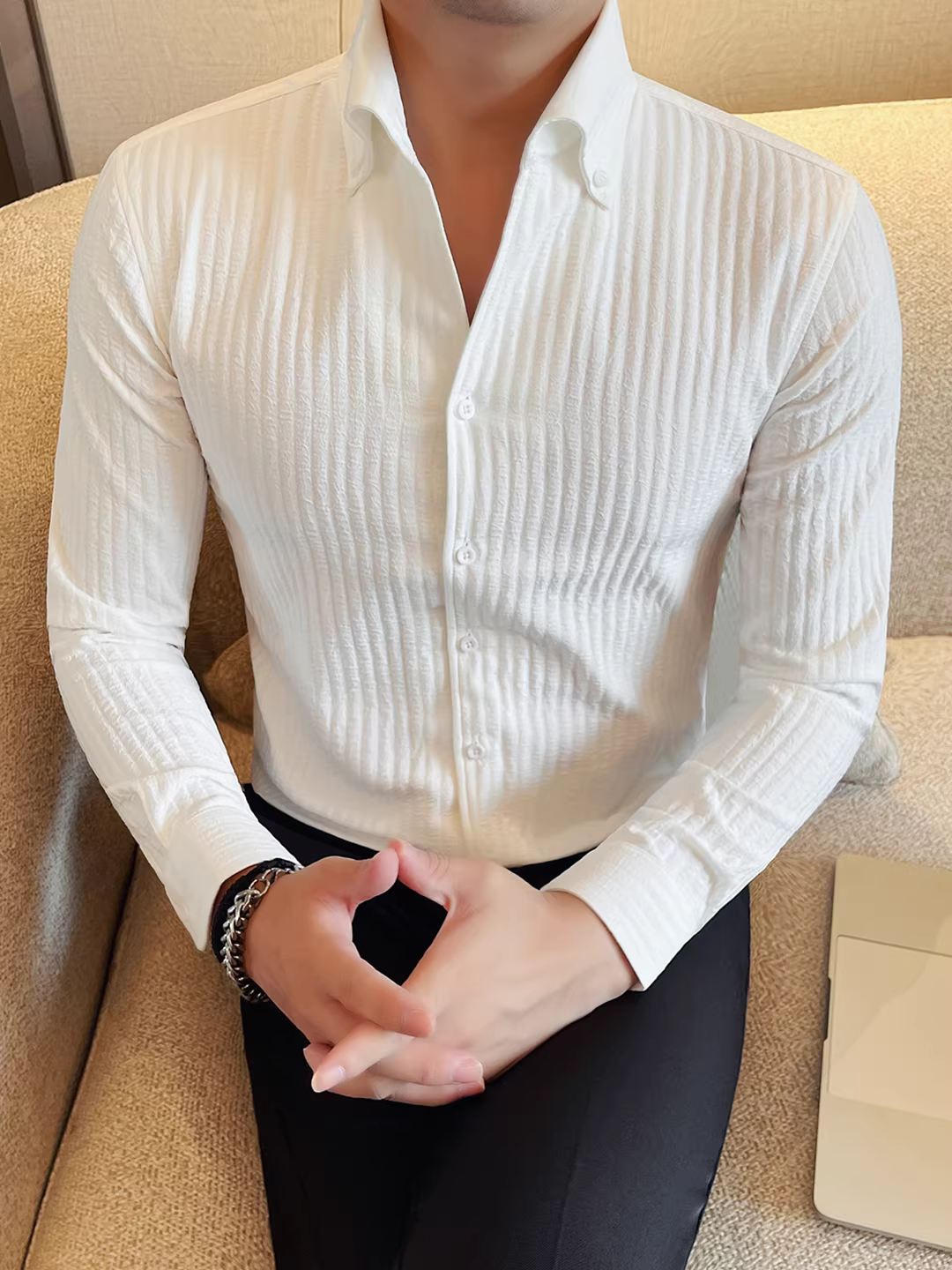 Áo sơ mi nam chất liệu lyocell kiểu Pháp, cổ V, tay dài, dáng ôm, kiểu dáng thời trang, lịch sự, công sở, cao cấp, kẻ sọc, mẫu mới 2025
