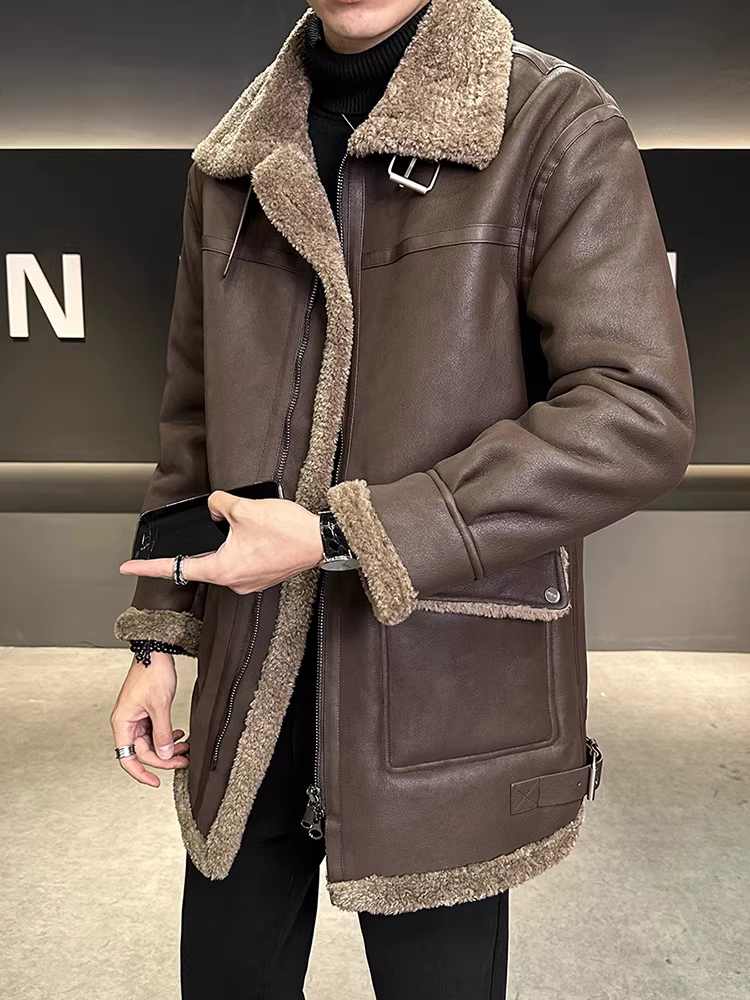 Áo khoác nam dài trung bình có lót lông, lót lông cừu, dày dặn cho mùa đông, chống lạnh và ấm áp, theo xu hướng thời trang cao cấp.