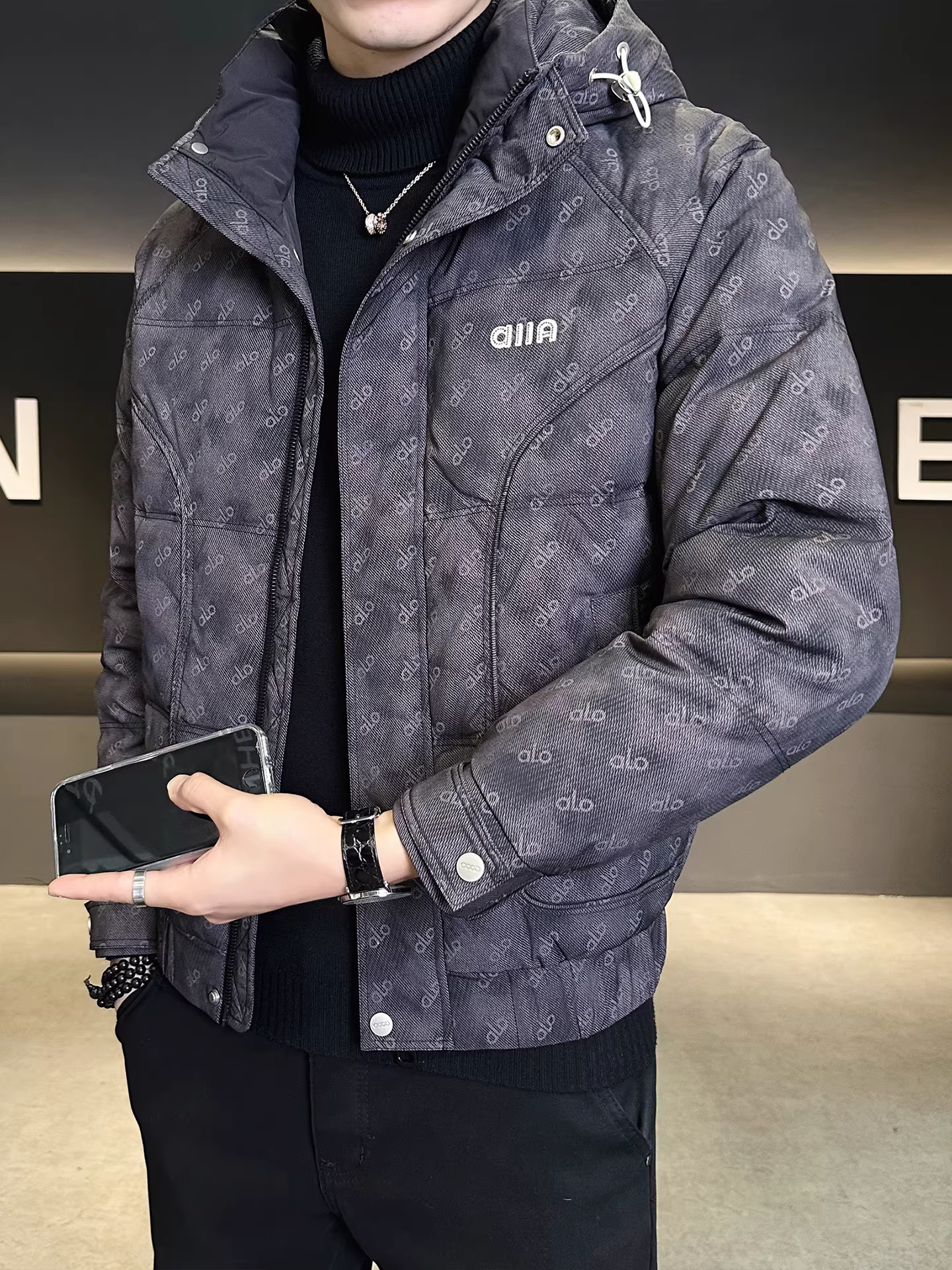 Áo khoác phao có mũ in họa tiết dành cho nam, mùa đông 2025 kiểu dáng ngắn dày dặn mới, đa năng và mang lại cảm giác cao cấp.