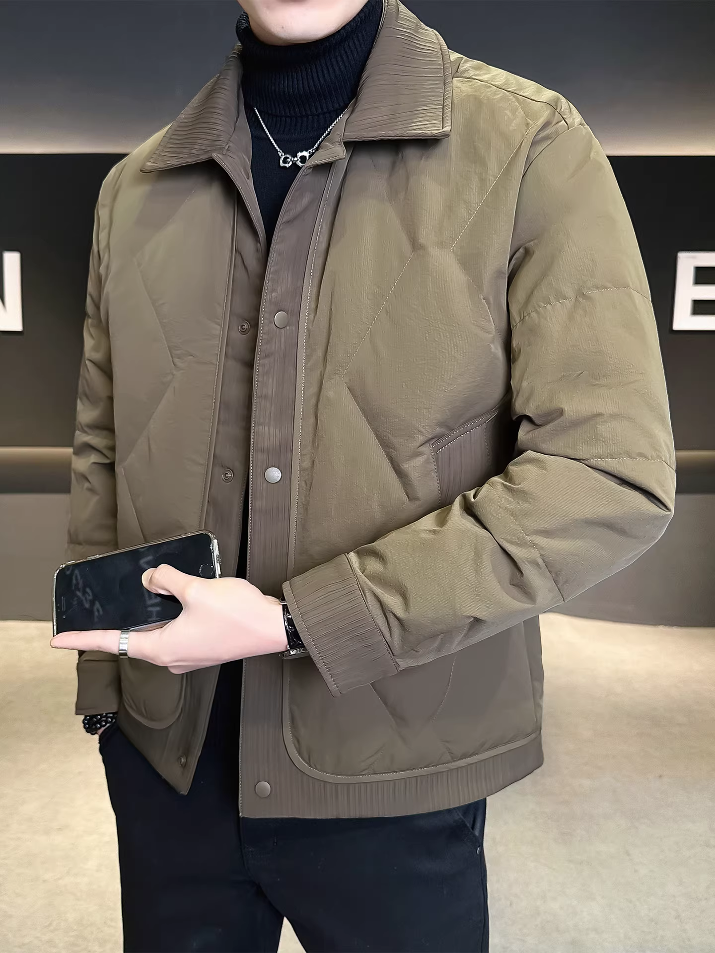 Áo khoác nam phối vải, kiểu dáng mới mùa đông 2025, đa năng, nhẹ, ấm, áo khoác lông vịt dày dặn.