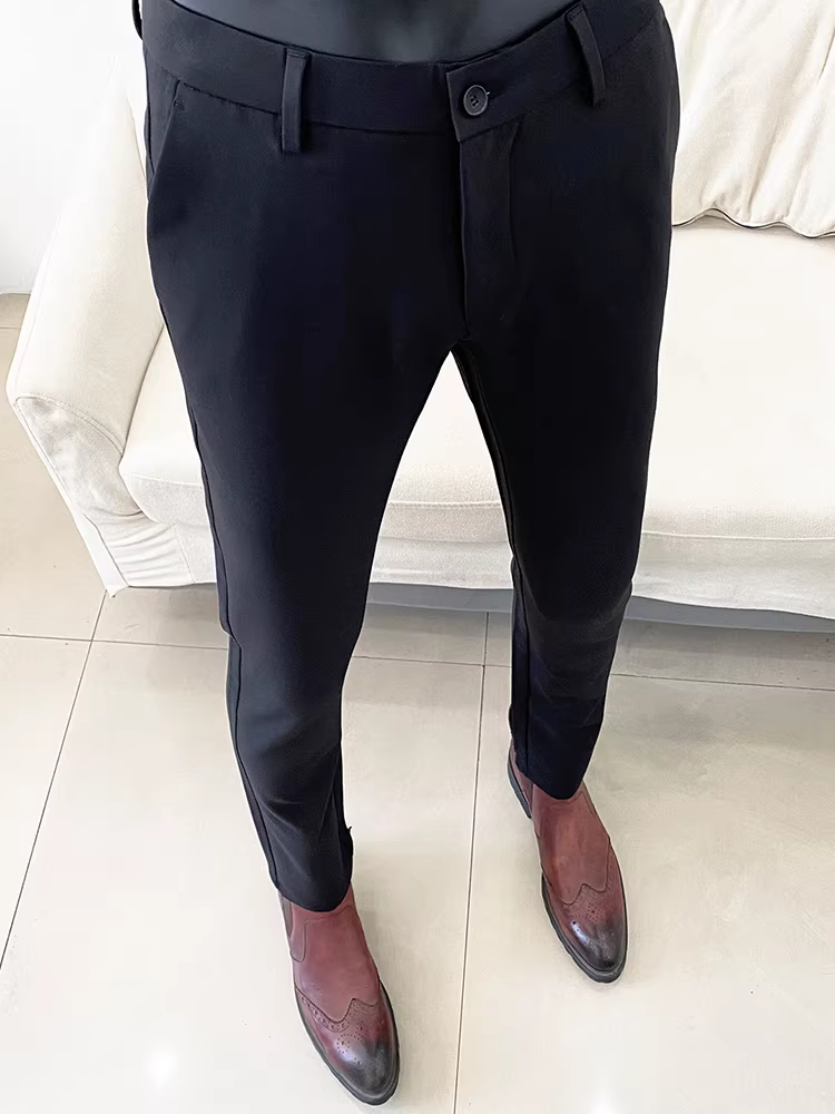 Quần âu nam chất liệu len và lyocell, kiểu dáng thời trang thu đông 2025, ôm dáng, ống côn, lịch lãm.