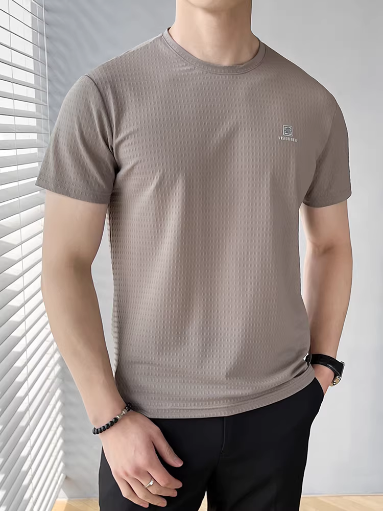 Áo thun nam tay ngắn chất liệu lụa đá, kiểu dáng trưởng thành nhẹ nhàng, kiểu dáng mỏng mùa hè mẫu mới 2025, mát mẻ, thoáng khí, nhanh khô, cổ tròn.