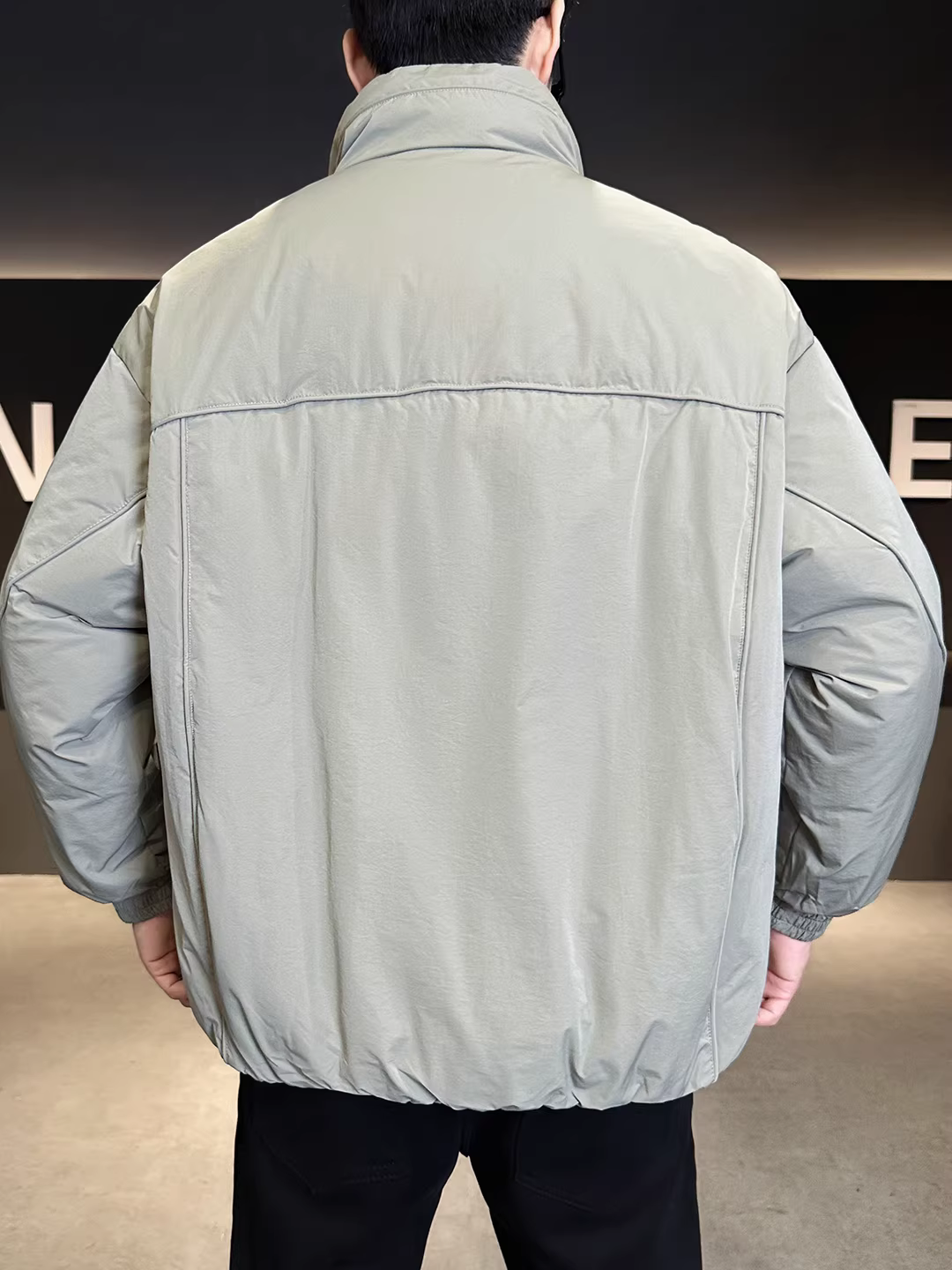 Áo khoác phao cổ đứng dày dặn, thiết kế đơn giản, kiểu dáng ngắn, theo tiêu chuẩn quốc gia mới năm 2025.