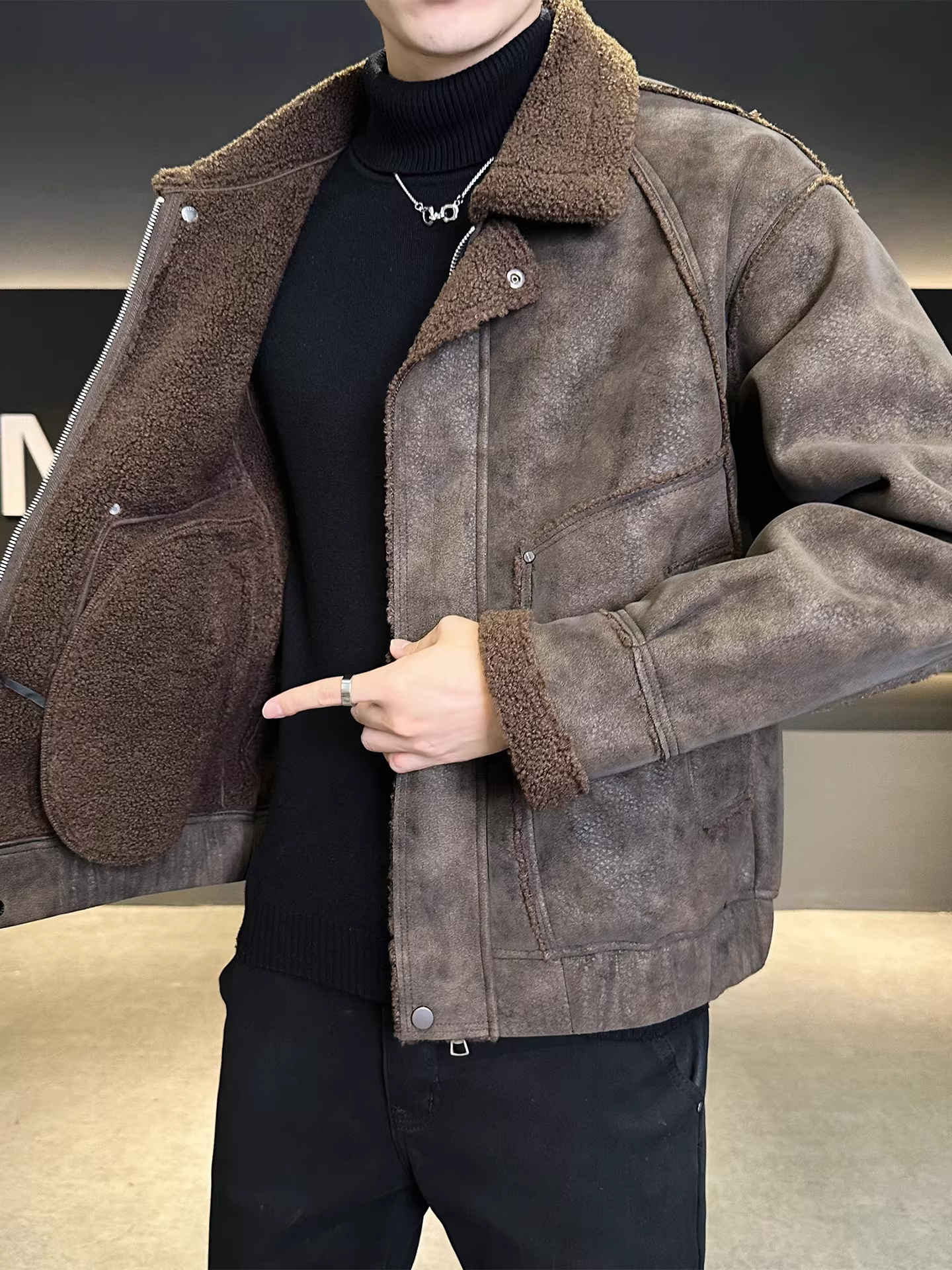 Áo khoác nam lót lông, kiểu mới mùa đông 2025, dáng rộng, đa năng, ngắn, cổ trụ, lót lông cừu, dày dặn, kiểu da Mỹ.