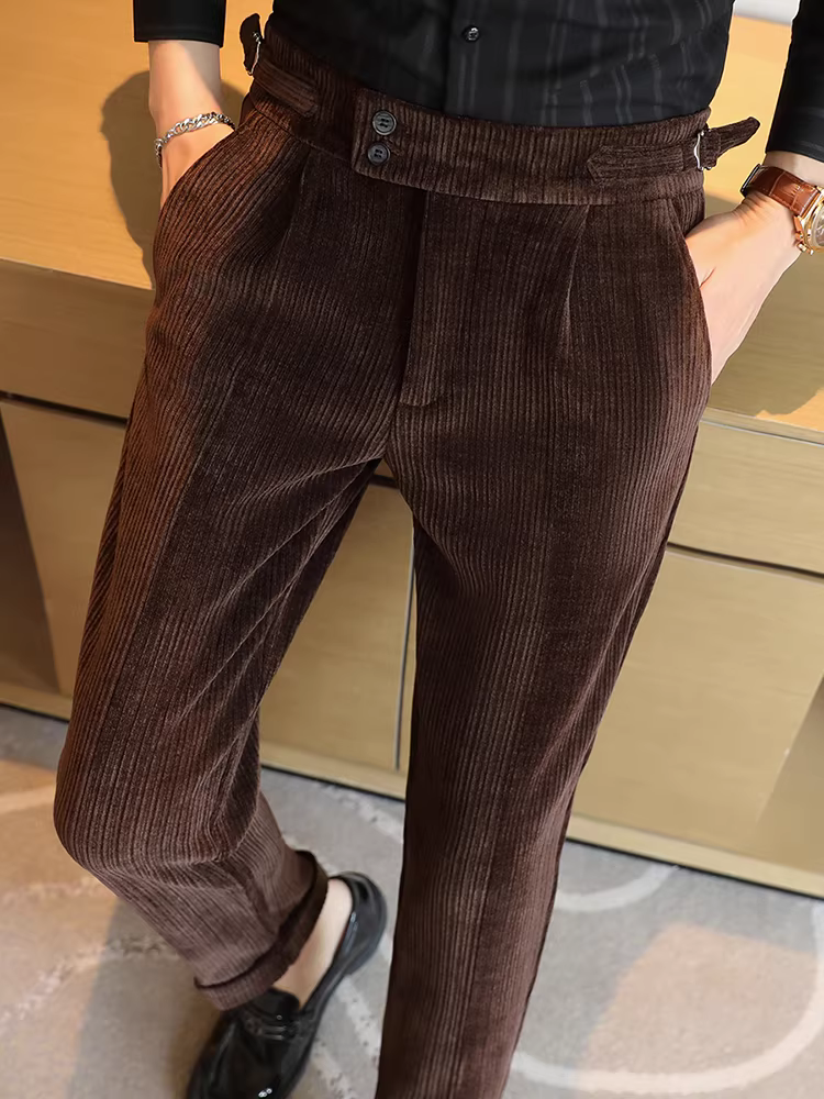 Quần âu nam chất liệu nhung cao cấp, kiểu dáng thẳng, chất liệu dày dặn, thích hợp cho mùa thu đông.