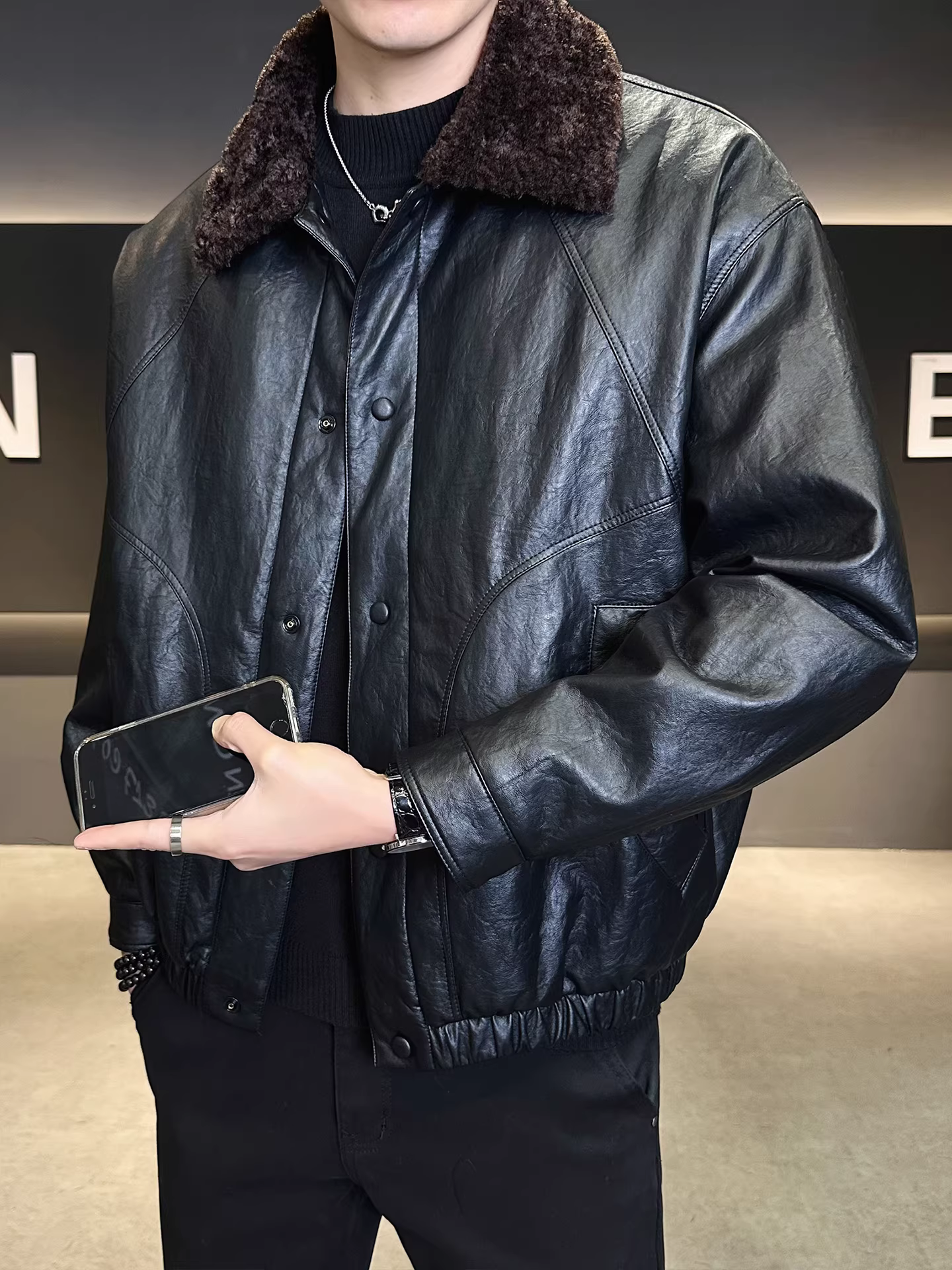 Áo khoác da nam mùa đông 2025 kiểu dáng mới thời thượng, ngắn, rộng rãi, có lót lông và chất liệu da dày dặn.