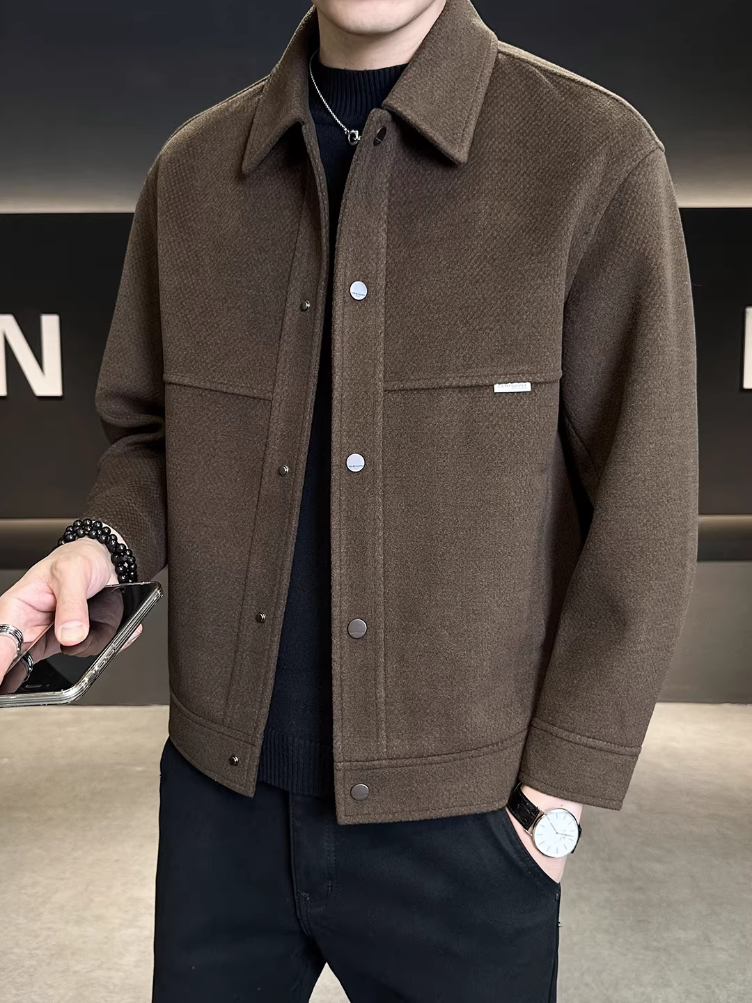 Áo khoác len nam, xu hướng thời trang thu đông 2025 mới, dày dặn, ấm áp, cổ trụ, kiểu ngắn, dáng rộng, chất liệu chải mềm.