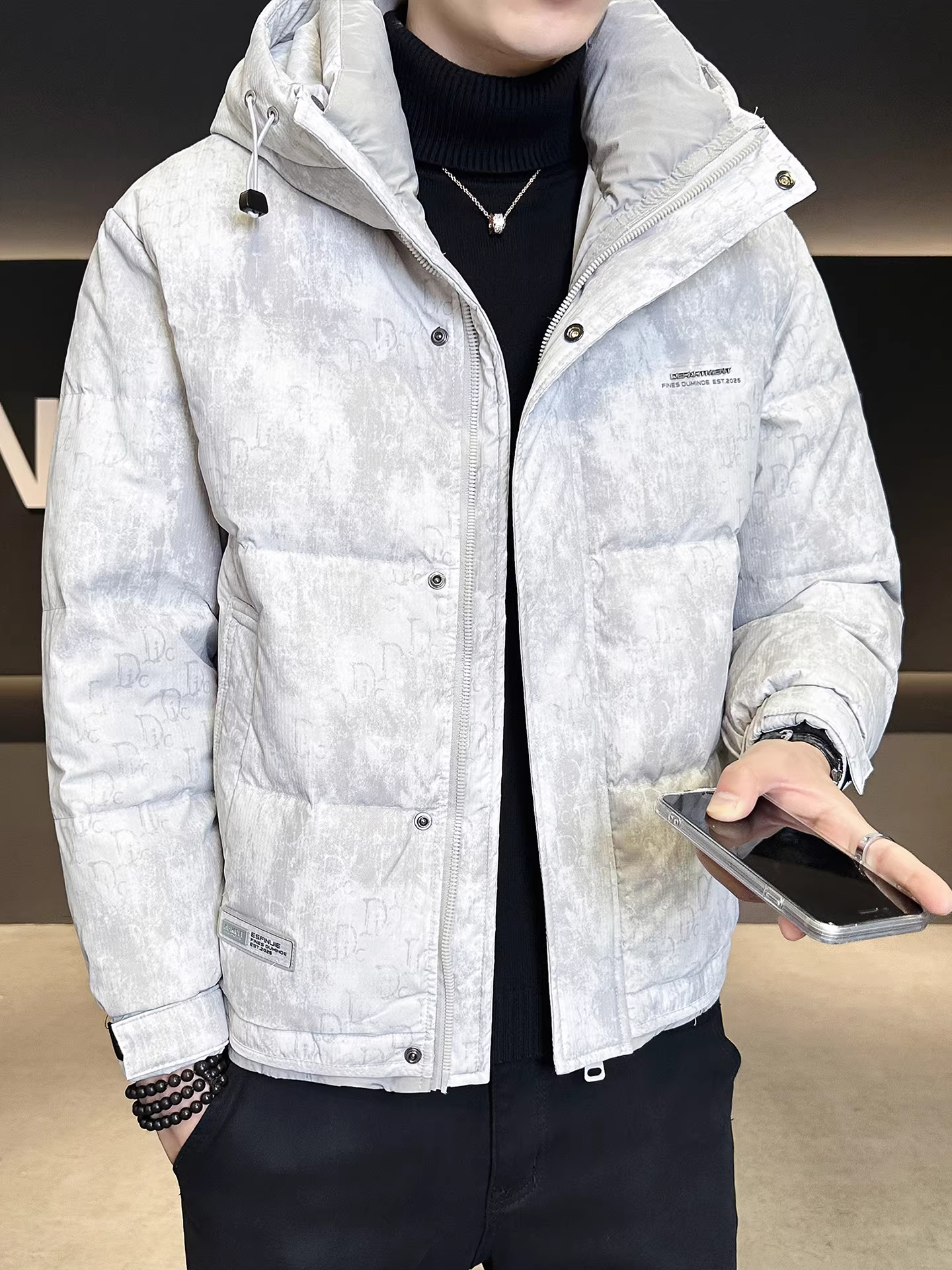 Áo khoác phao có mũ trùm đầu dành cho nam, kiểu dáng mới mùa đông 2025, dày dặn, ấm áp, ngắn, rộng rãi, đa năng.