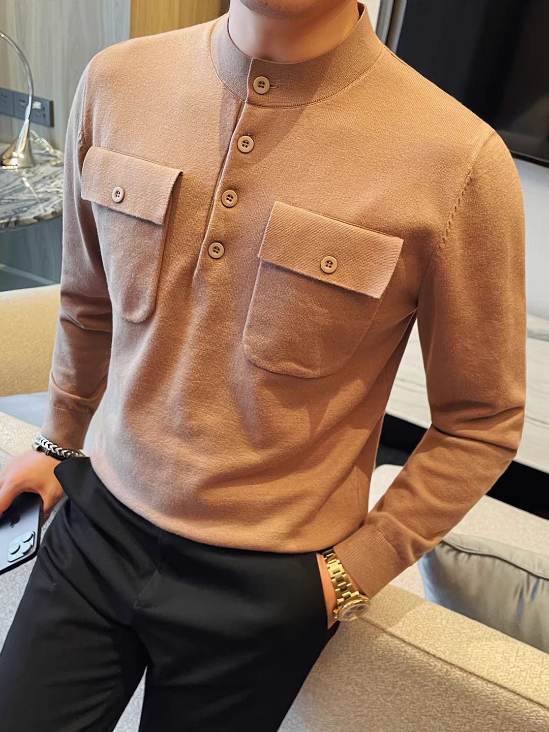Áo len nam cổ tròn tay dài, hai túi, cài nút, dày dặn mùa thu đông, kiểu dáng mới 2025, form rộng, đa năng, chất liệu dệt kim.