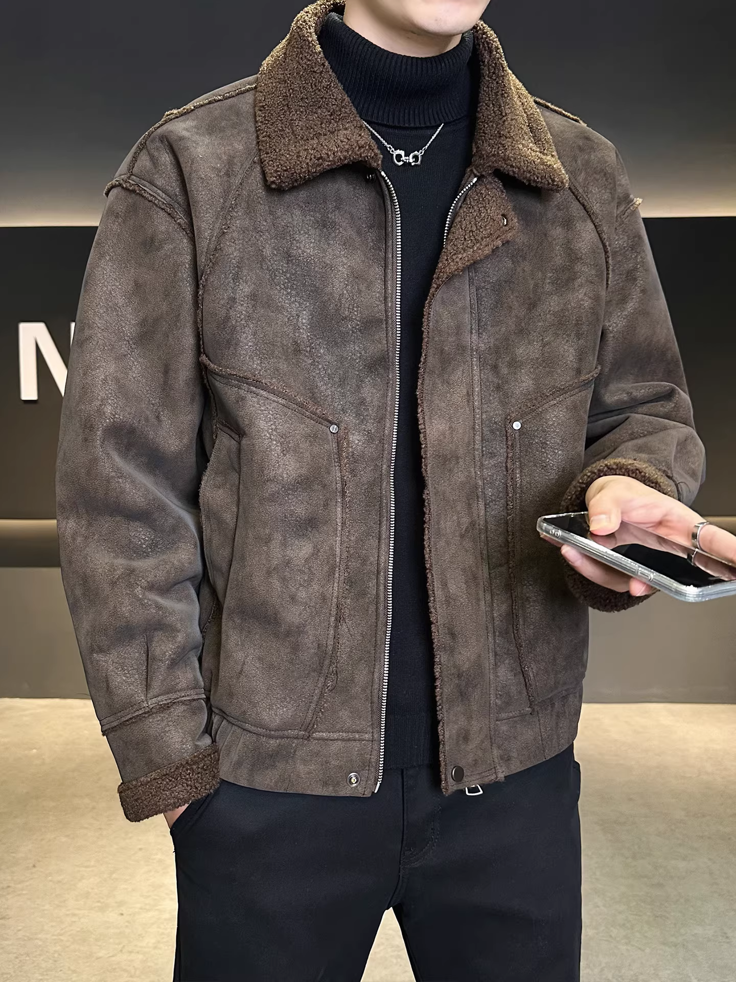 Áo khoác nam lót lông, kiểu mới mùa đông 2025, dáng rộng, đa năng, ngắn, cổ trụ, lót lông cừu, dày dặn, kiểu da Mỹ.