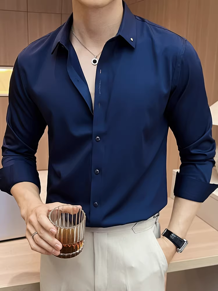Áo sơ mi nam cao cấp, tay dài, xu hướng thời trang thu đông 2025, kiểu dáng ôm body, chất liệu tươi mát, mềm mại, không nhăn.