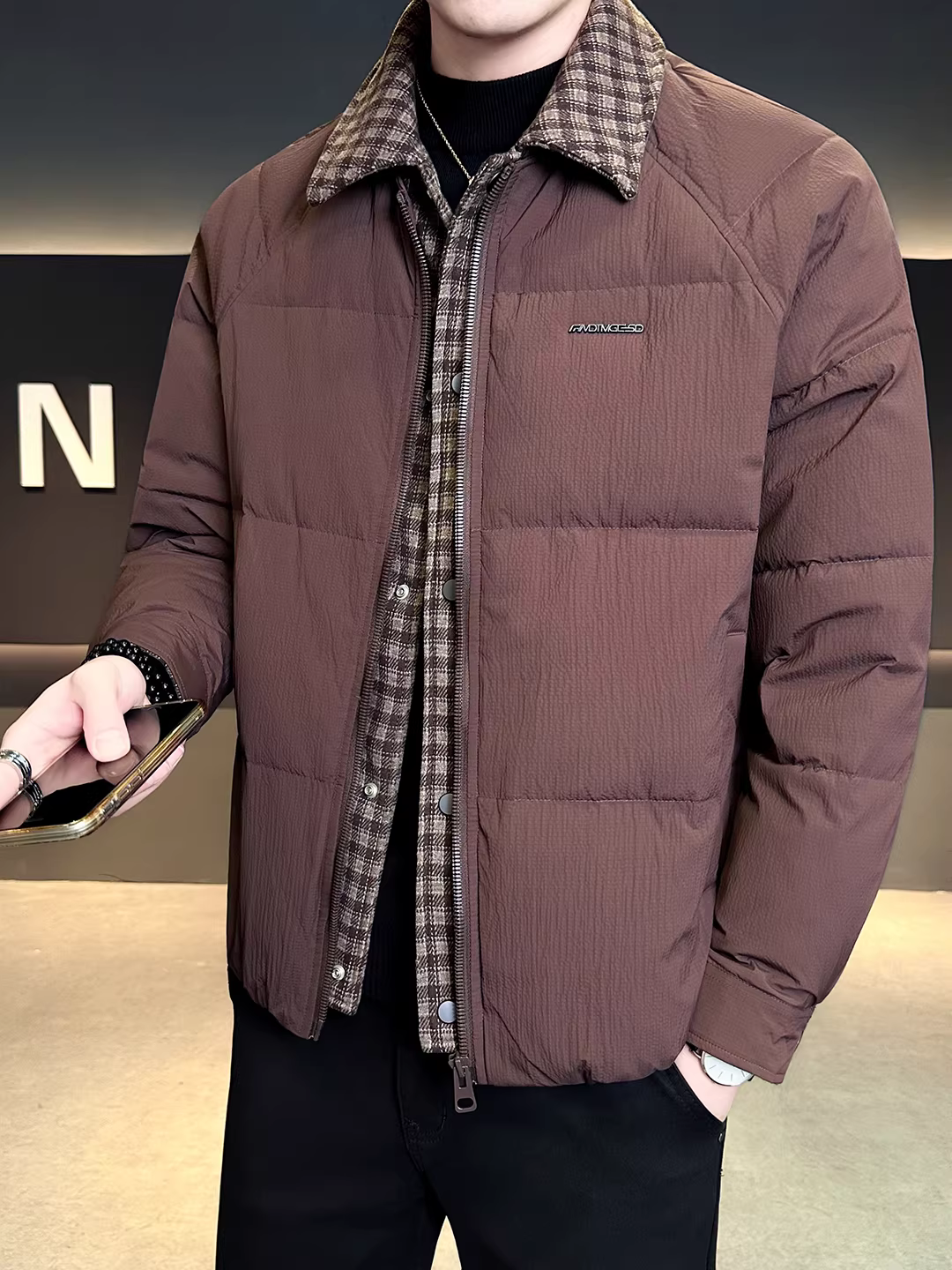Áo khoác nam giả hai lớp phối vải, kiểu mới mùa đông 2025, dáng rộng, ngắn, đa năng, thời trang và ấm áp.
