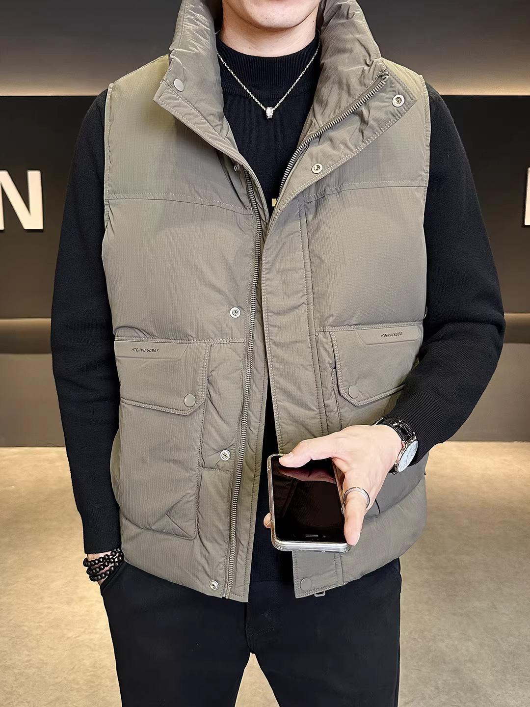 Áo gile nam cổ đứng ngắn, thời trang thu đông 2025 mới, kiểu dáng rộng rãi, đa năng, không tay