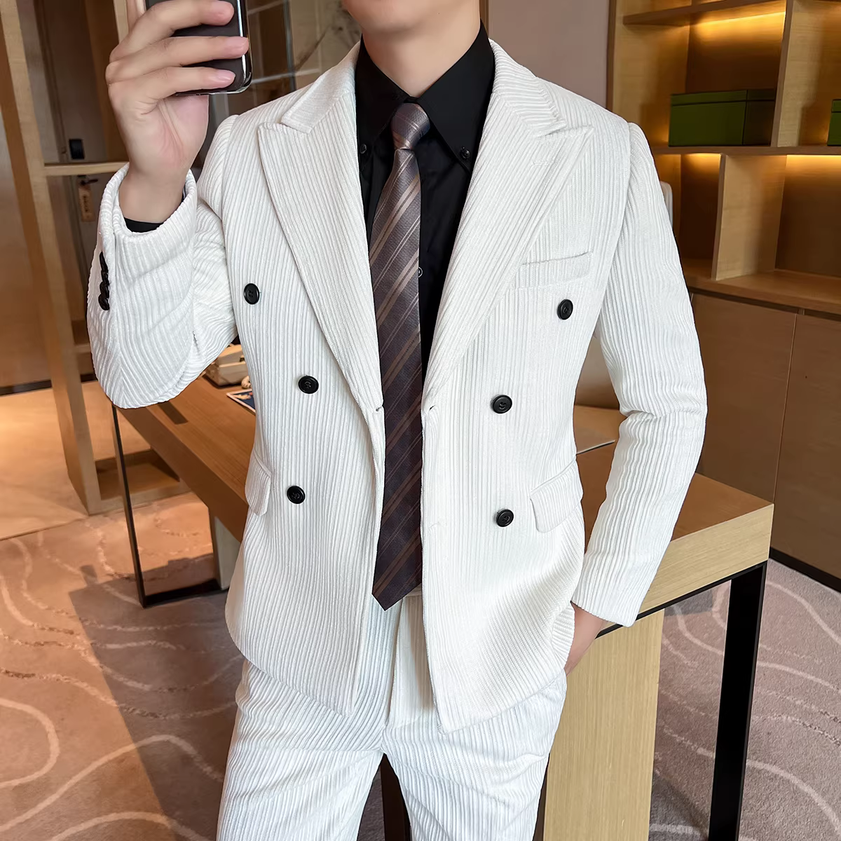 Bộ vest nam chất liệu nhung, dáng hai hàng khuy, thu đông 2024, chất lượng cao, kiểu dáng lịch sự, bộ hai mảnh