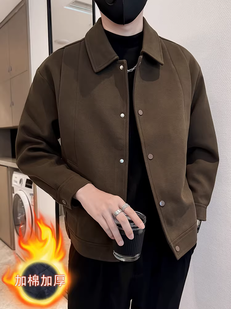 Áo khoác len nam nhẹ nhàng, lịch lãm dành cho mùa thu đông, được thêm lớp cotton và độ dày, mang lại cảm giác cao cấp, kiểu dáng ngắn với cổ áo lật.