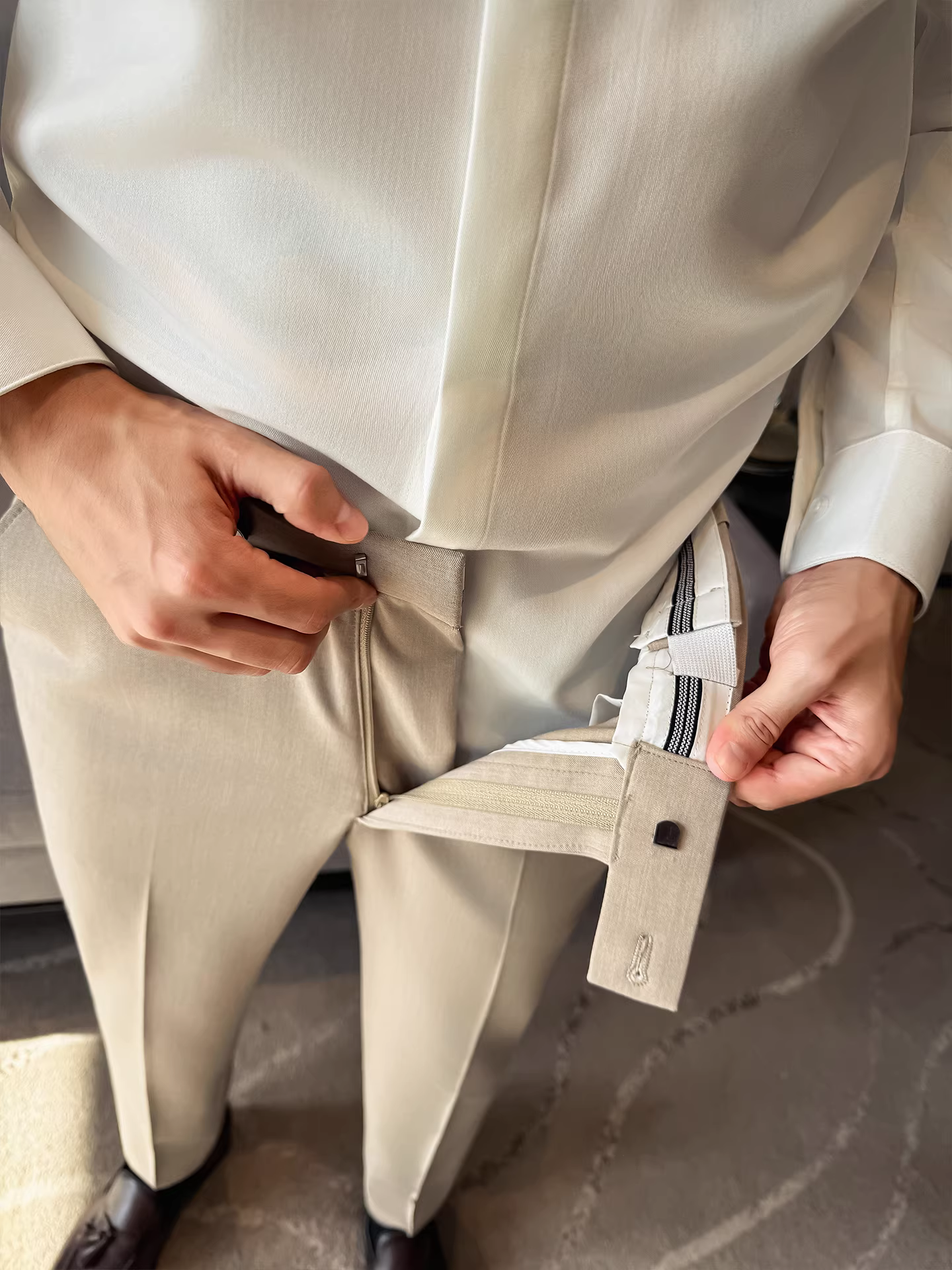 Quần âu nam chất lượng cao, lưng thun co giãn, kiểu dáng ôm vừa, quần công sở dáng suôn, dễ chăm sóc, không nhăn.