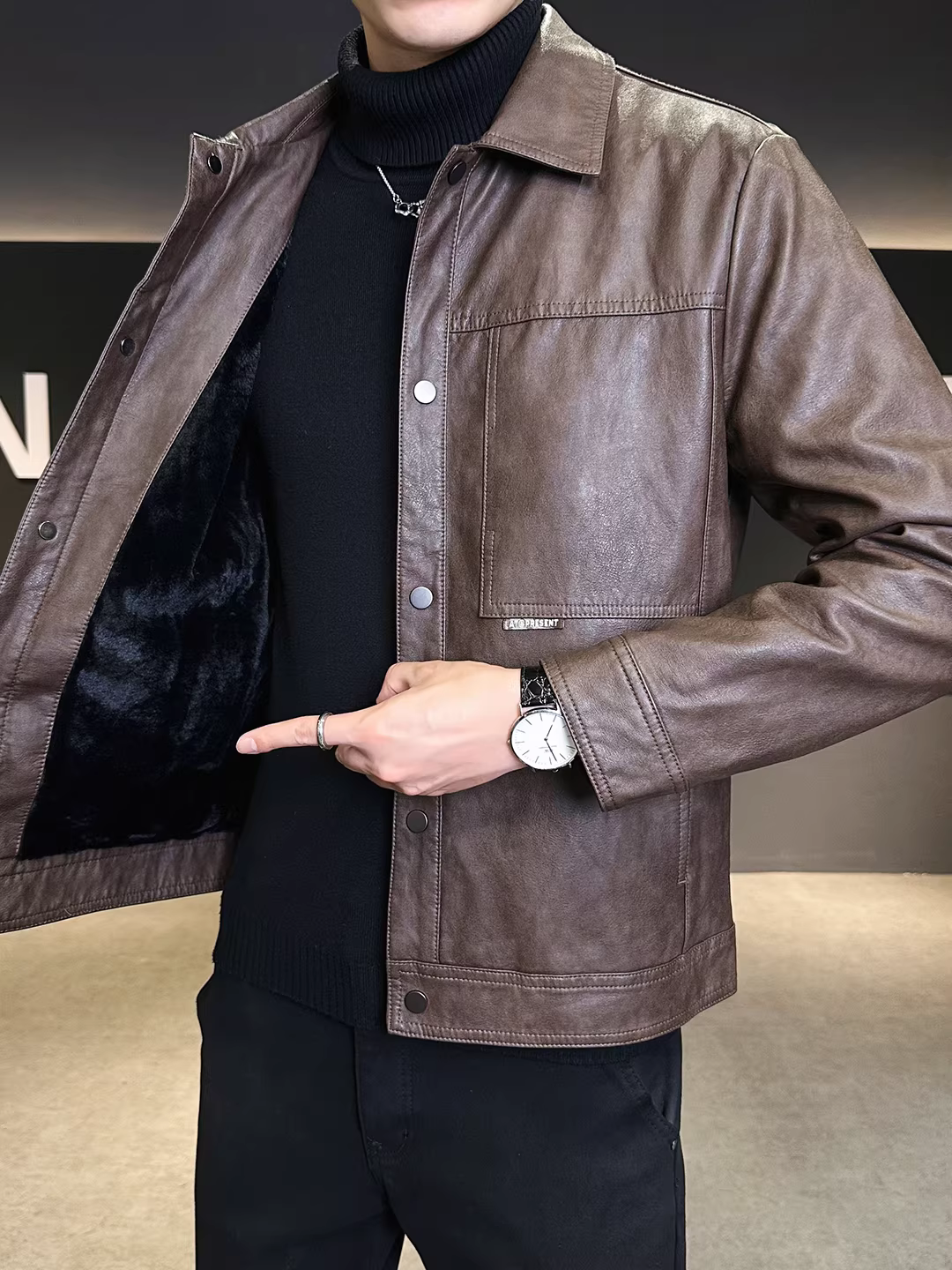 Áo khoác da dày lót lông cừu dành cho nam, mùa thu đông 2025, kiểu dáng ngắn chất lượng cao kiểu Mỹ với cổ áo lật.