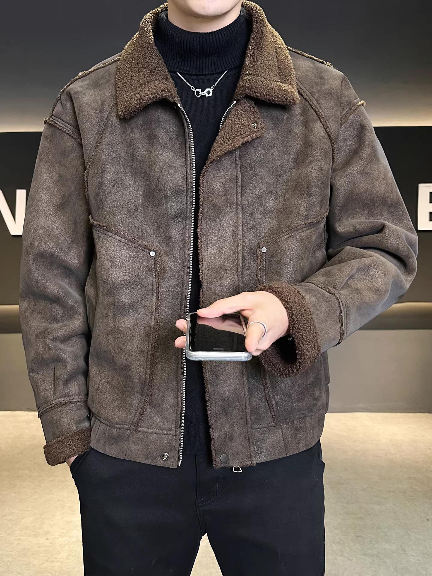 Áo khoác nam lót lông, kiểu mới mùa đông 2025, dáng rộng, đa năng, ngắn, cổ trụ, lót lông cừu, dày dặn, kiểu da Mỹ.